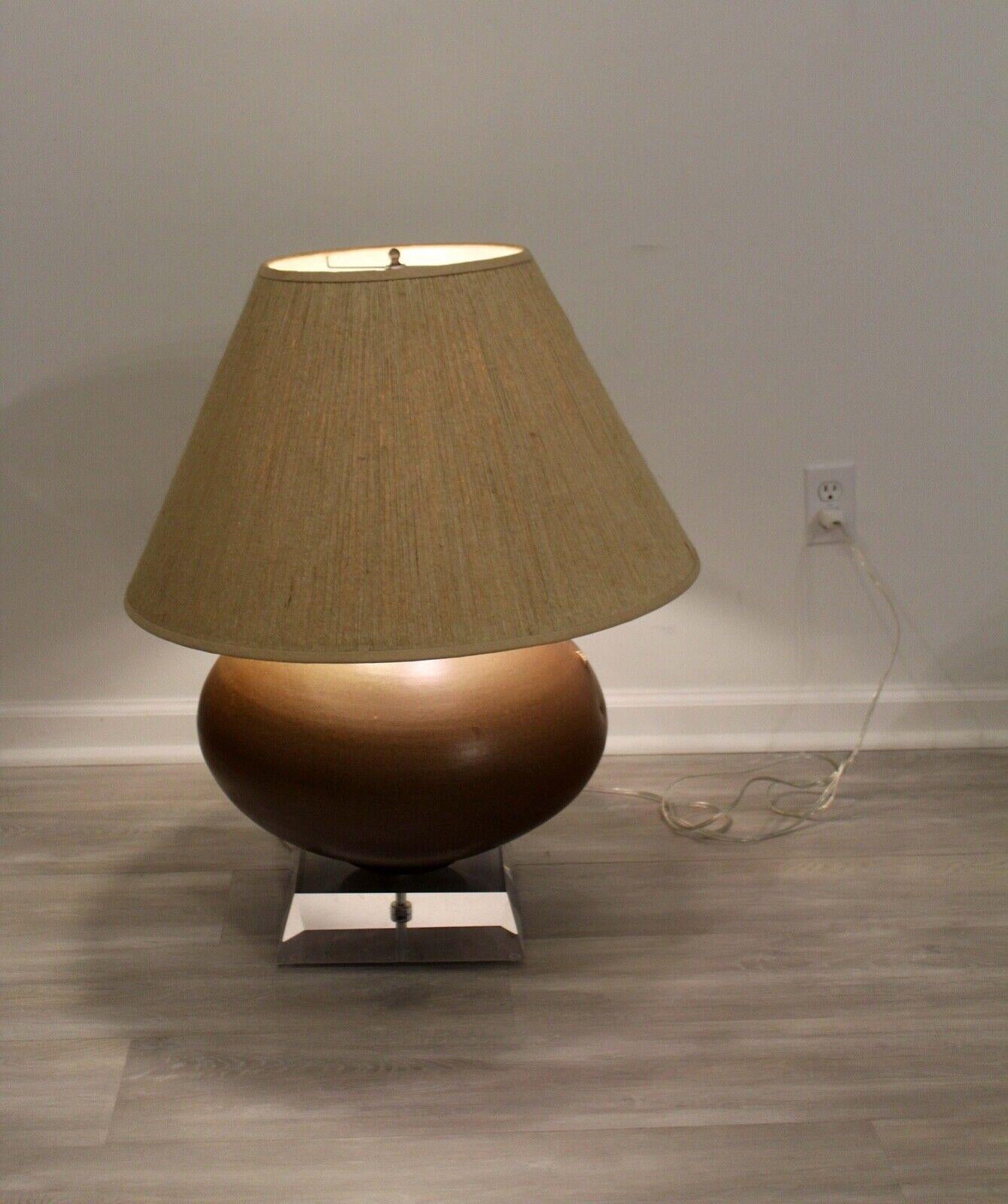 Nous vous proposons cette lampe de table vintage en céramique de studio sur une base en lucite épaisse. Dimensions : 25