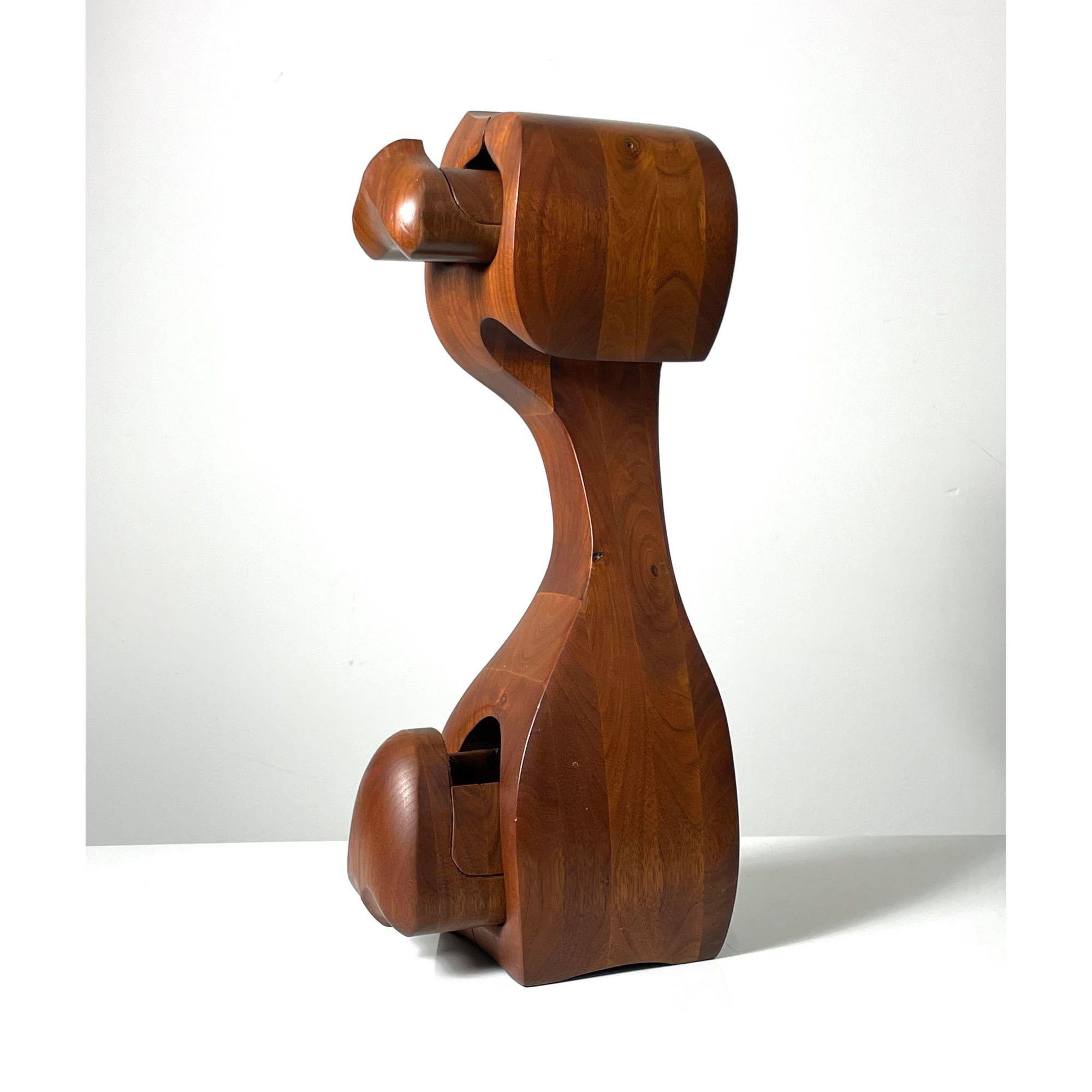 Sculpté Boîte à puzzle en bois sculpté signée par l'artiste, en noyer, 1982, de The Modern Craft. en vente