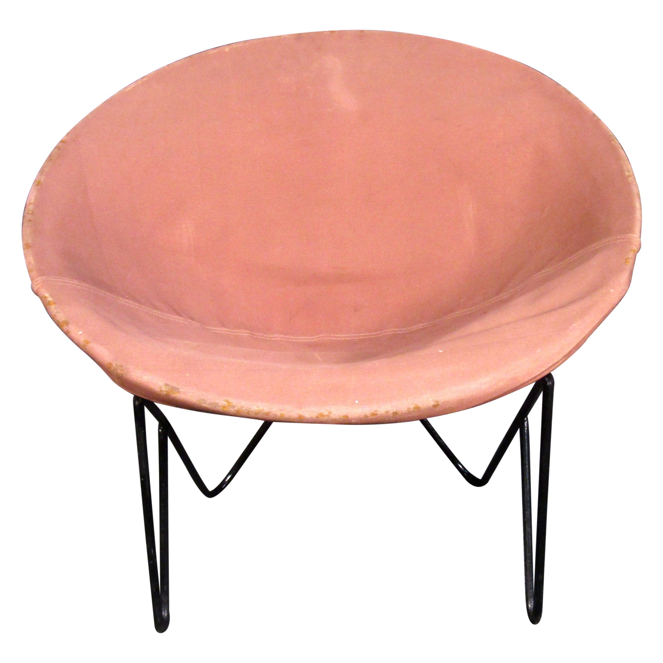 Chaise de salon de style Mid-Century Modern avec dossier et assise en toile et une structure en métal. Excellent fauteuil pour une terrasse couverte, un solarium, un bureau ou une étude. 

Veuillez confirmer la localisation de l'article auprès du