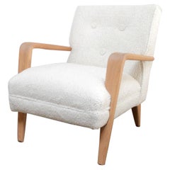 Chaise de style moderne vintage avec bras en chêne blanc et tissu d'ameublement en fausse peau de mouton