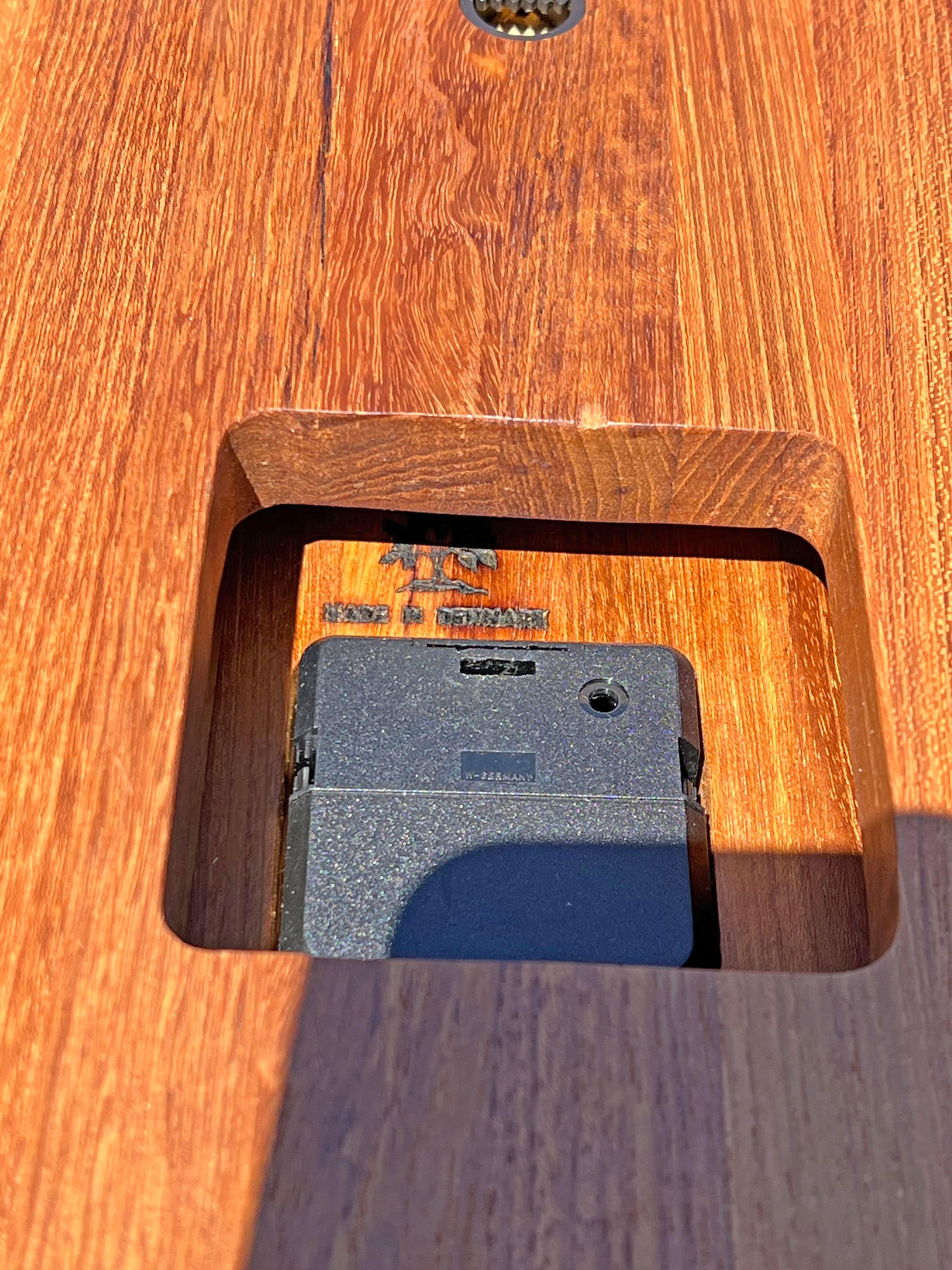 Un reloj moderno danés: Un hallazgo vintage único.

Este inconfundible reloj de pared moderno danés de los años 90 es una auténtica obra de arte. Su diseño único, elaborado con cálida madera de teca, añade un toque de minimalismo escandinavo a