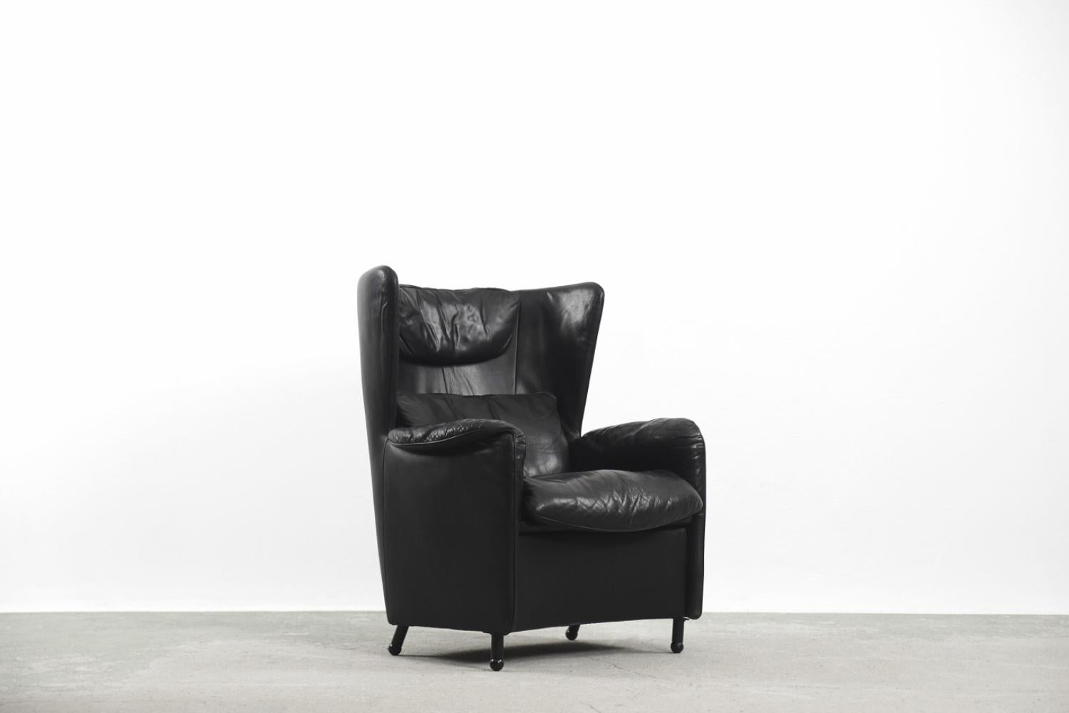 This is the first edition of the DS-23 armchair designed by Franz Josef Schulte for the Swiss manufactured De Sede during the 1980s. It is a luxurious leather armchair that is still produced today by professionals from De Sede, Switzerland. Our