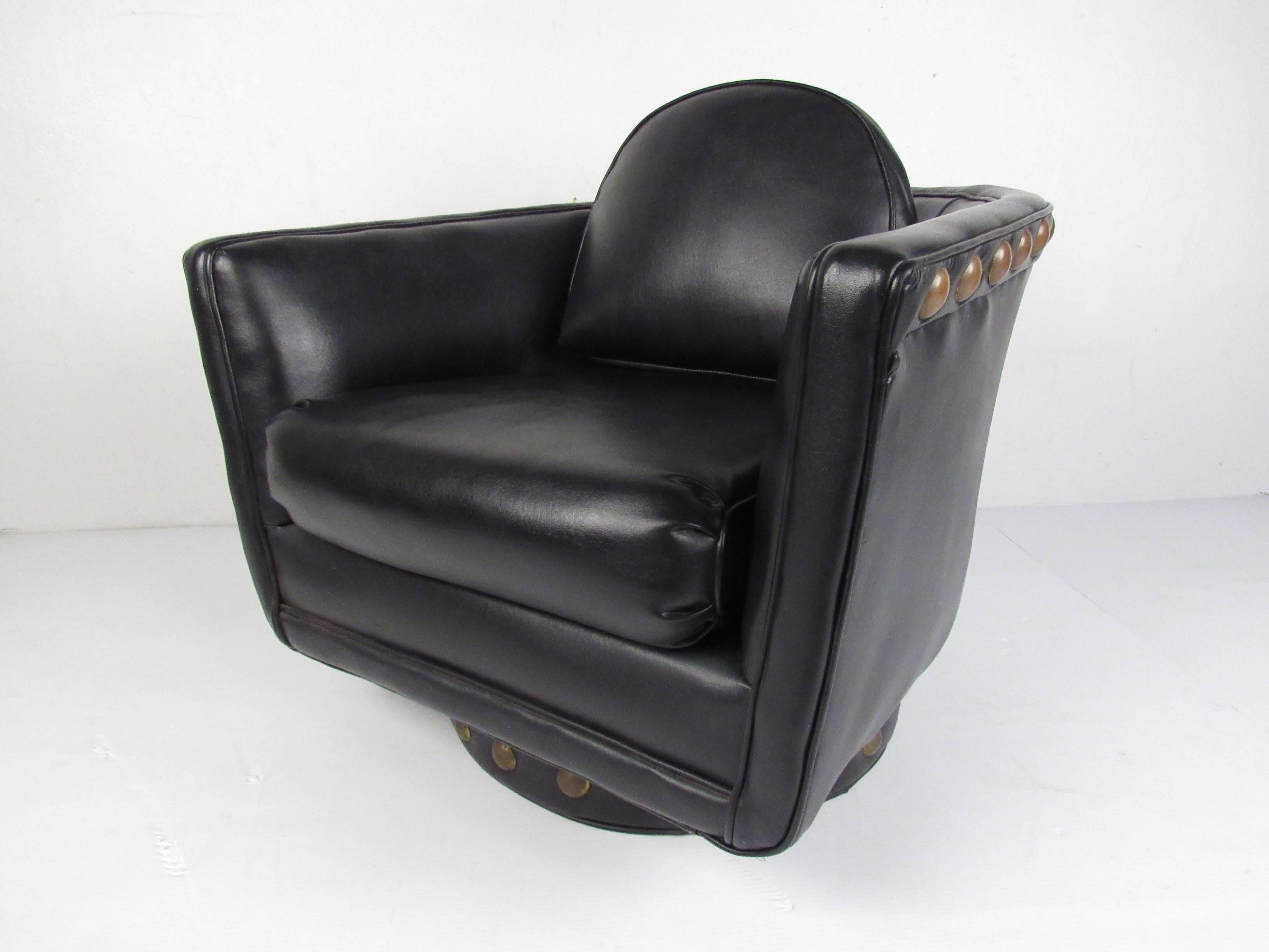 Vintage Modern Swivel Club Chair In Good Condition In Brooklyn, NY