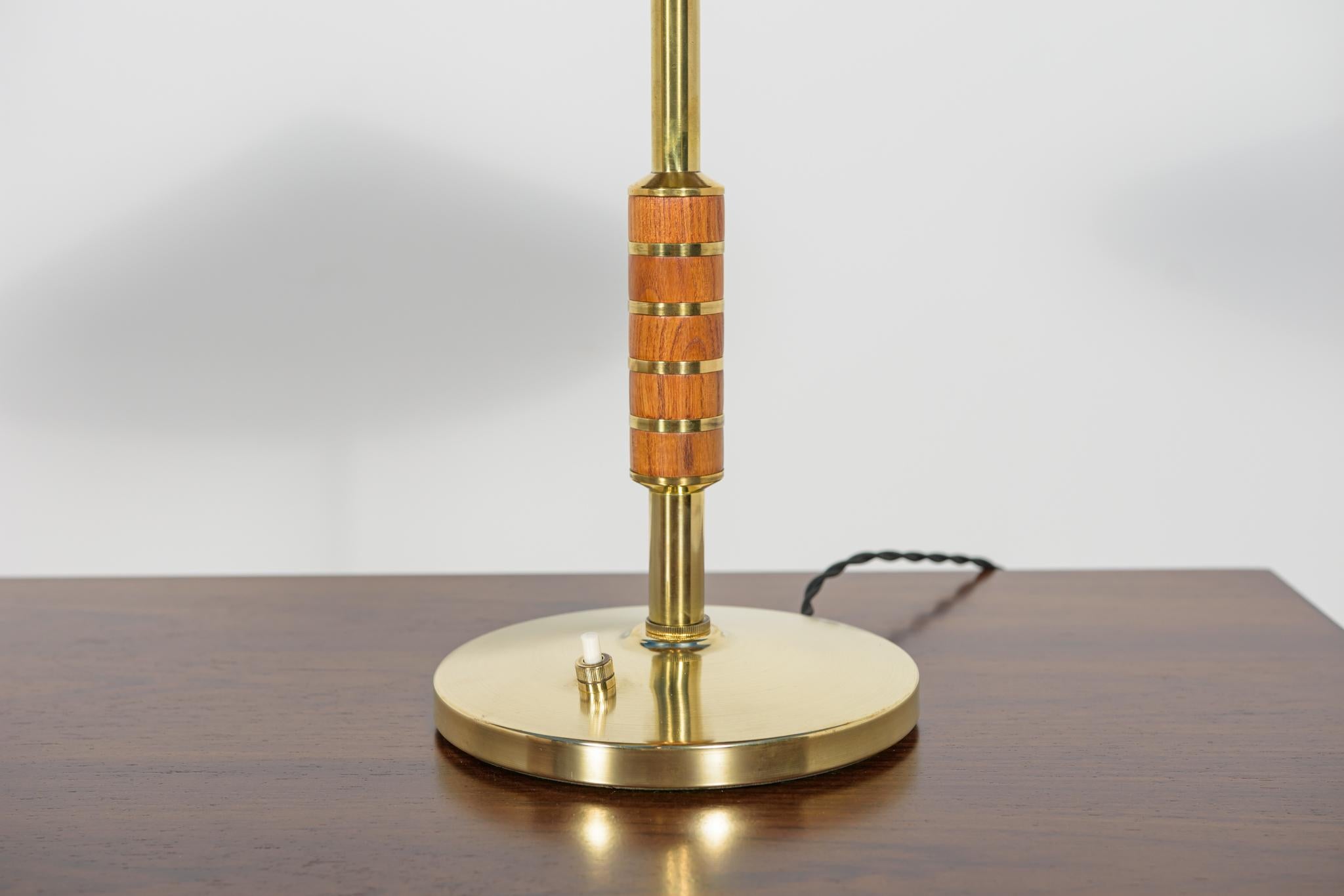 Lampe de table Vintage Modernity en laiton par Bent Karlby pour Lyfa, Danemark, 1956 en vente 2