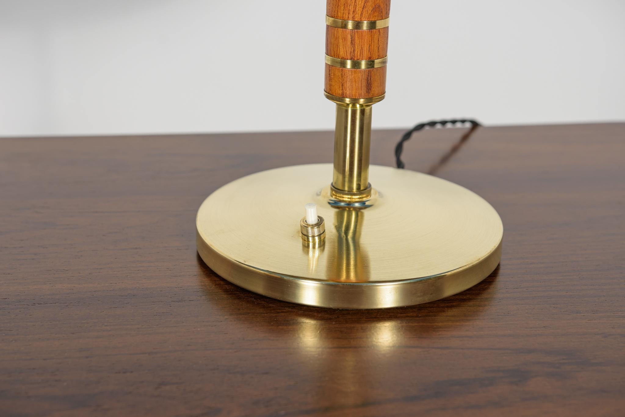 Lampe de table Vintage Modernity en laiton par Bent Karlby pour Lyfa, Danemark, 1956 en vente 3