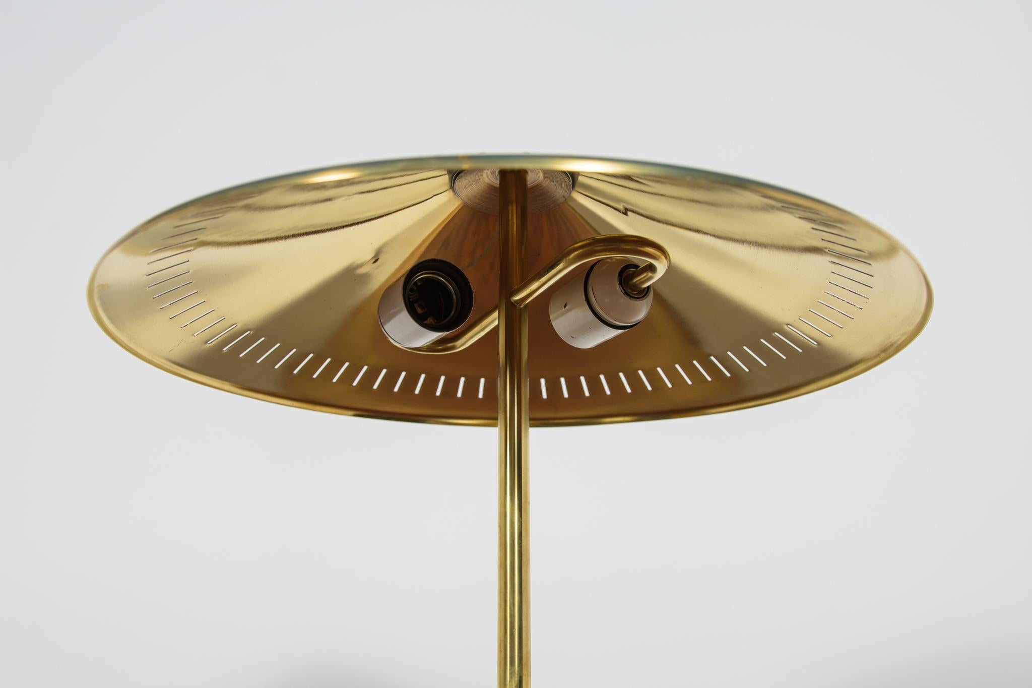 Lampe de table Vintage Modernity en laiton par Bent Karlby pour Lyfa, Danemark, 1956 en vente 7