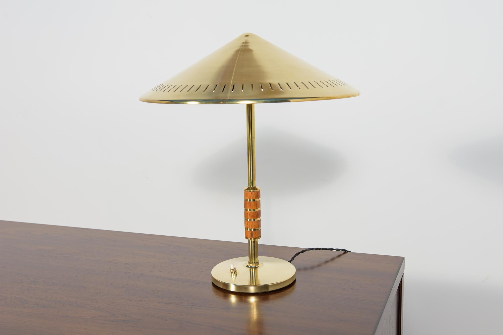 Mid-Century Modern Lampe de table Vintage Modernity en laiton par Bent Karlby pour Lyfa, Danemark, 1956 en vente