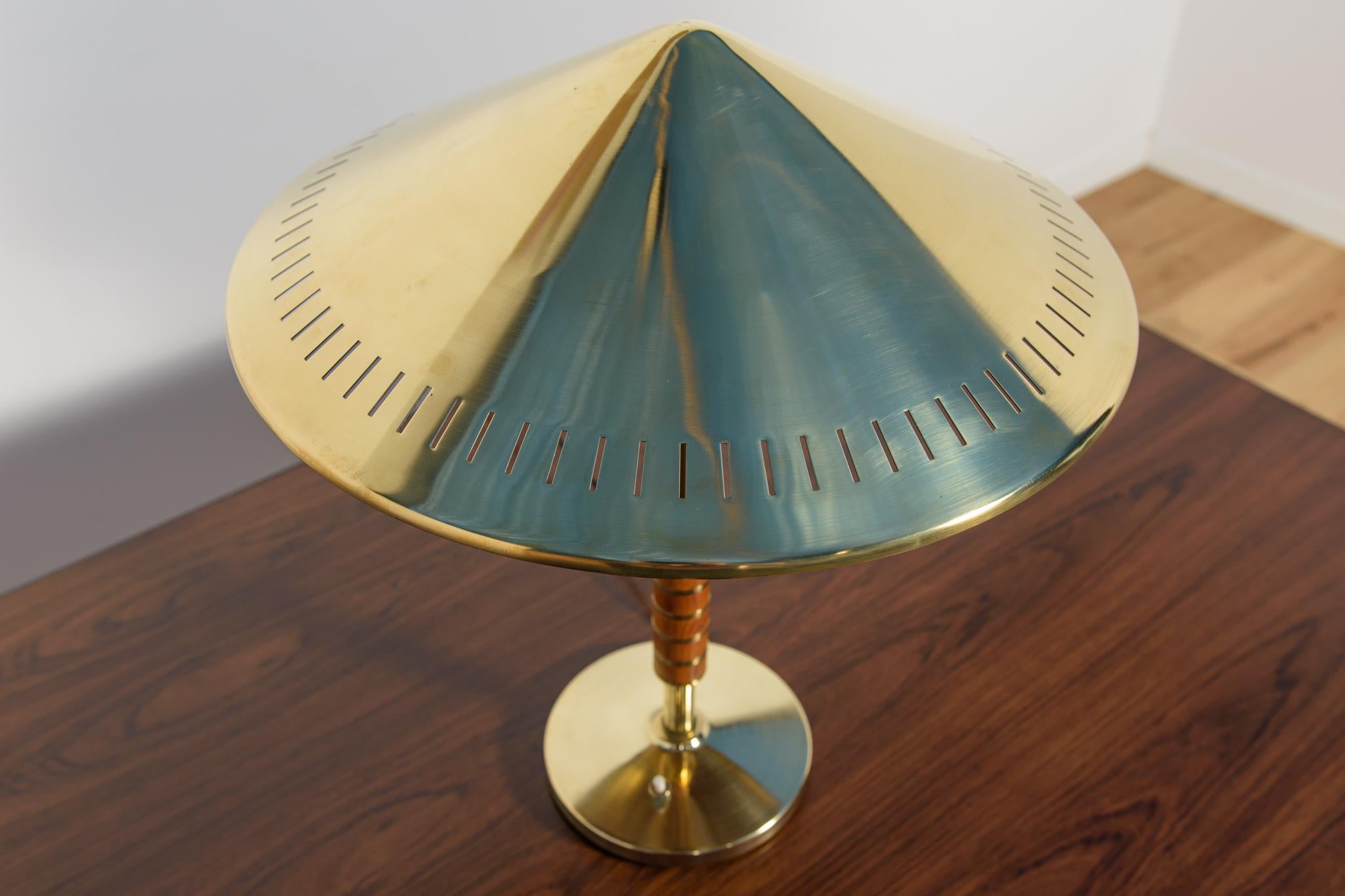 Danois Lampe de table Vintage Modernity en laiton par Bent Karlby pour Lyfa, Danemark, 1956 en vente