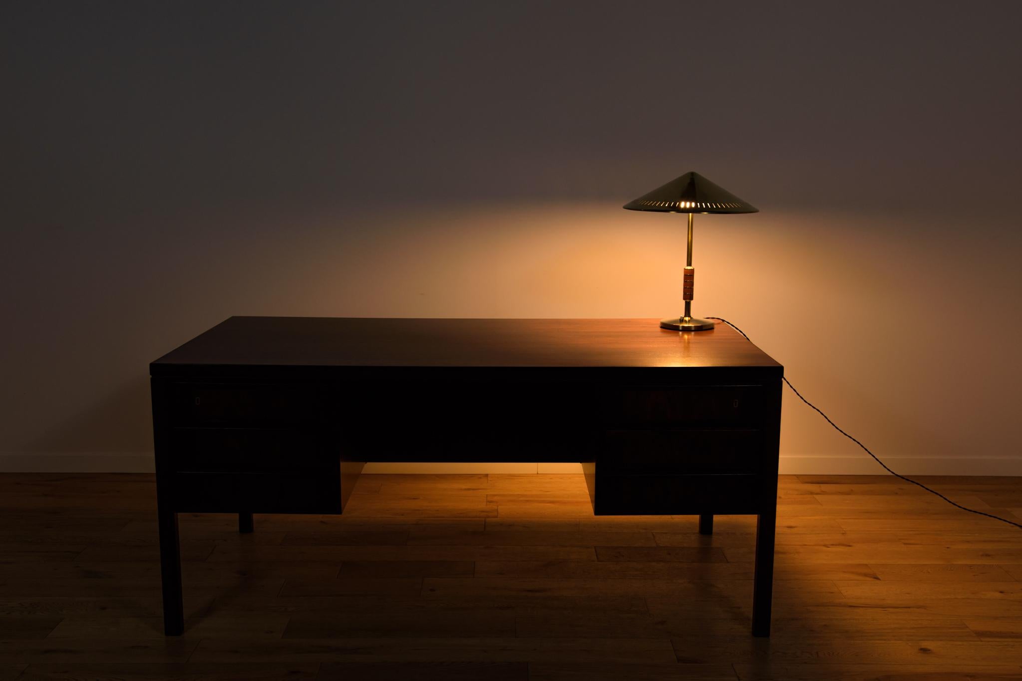 Travail du bois Lampe de table Vintage Modernity en laiton par Bent Karlby pour Lyfa, Danemark, 1956 en vente