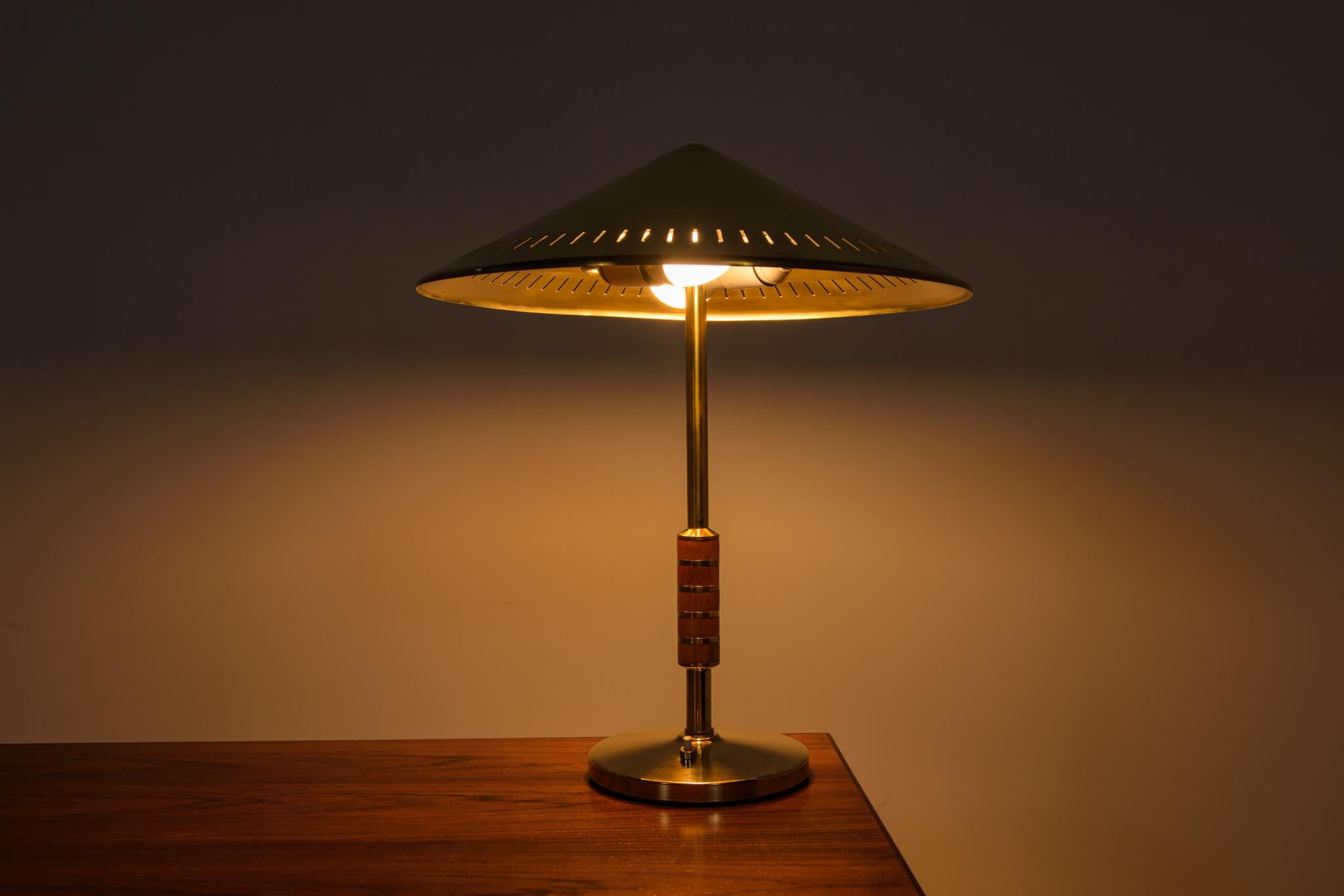 Lampe de table Vintage Modernity en laiton par Bent Karlby pour Lyfa, Danemark, 1956 Excellent état - En vente à GNIEZNO, 30