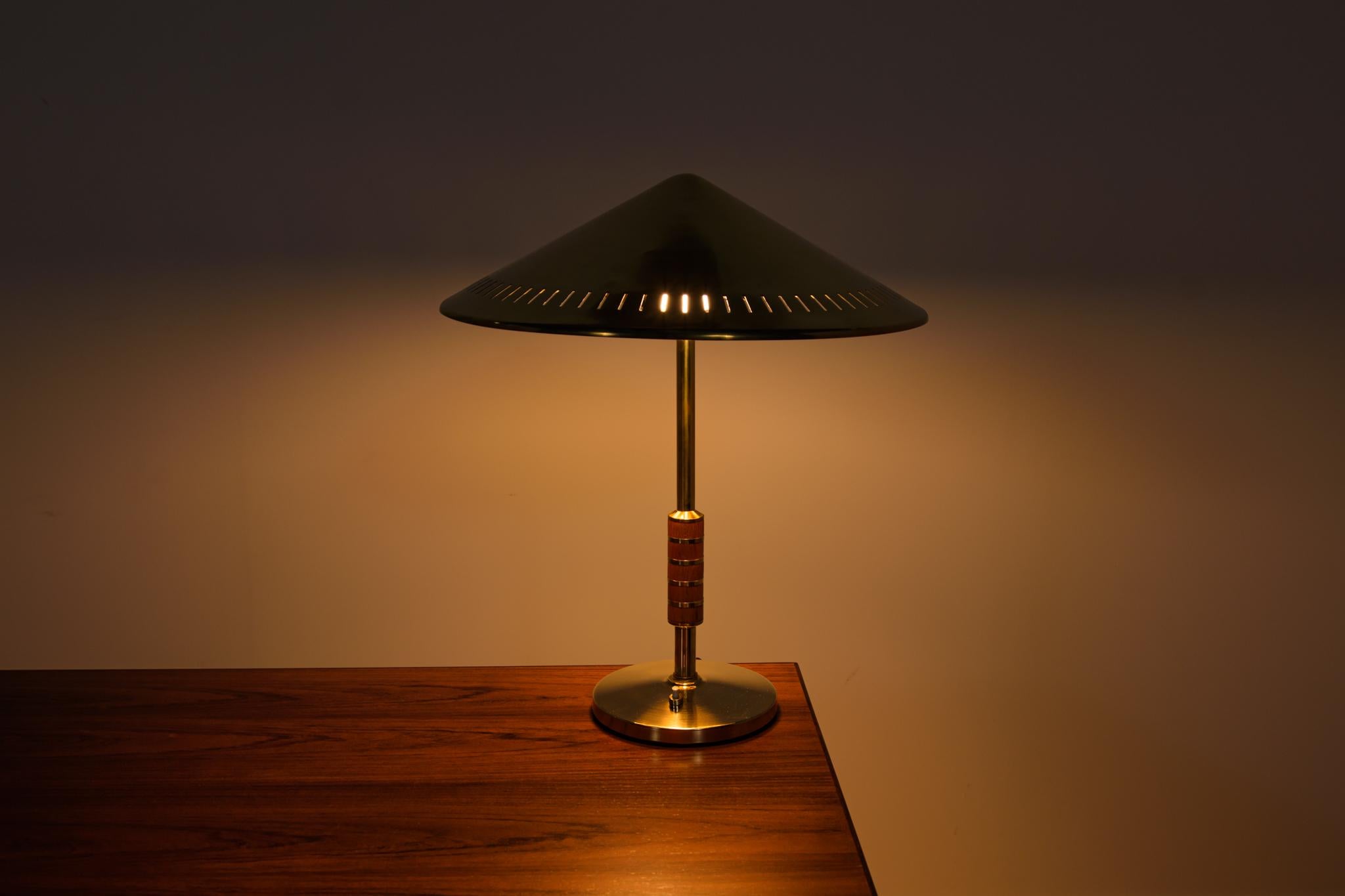 Milieu du XXe siècle Lampe de table Vintage Modernity en laiton par Bent Karlby pour Lyfa, Danemark, 1956 en vente