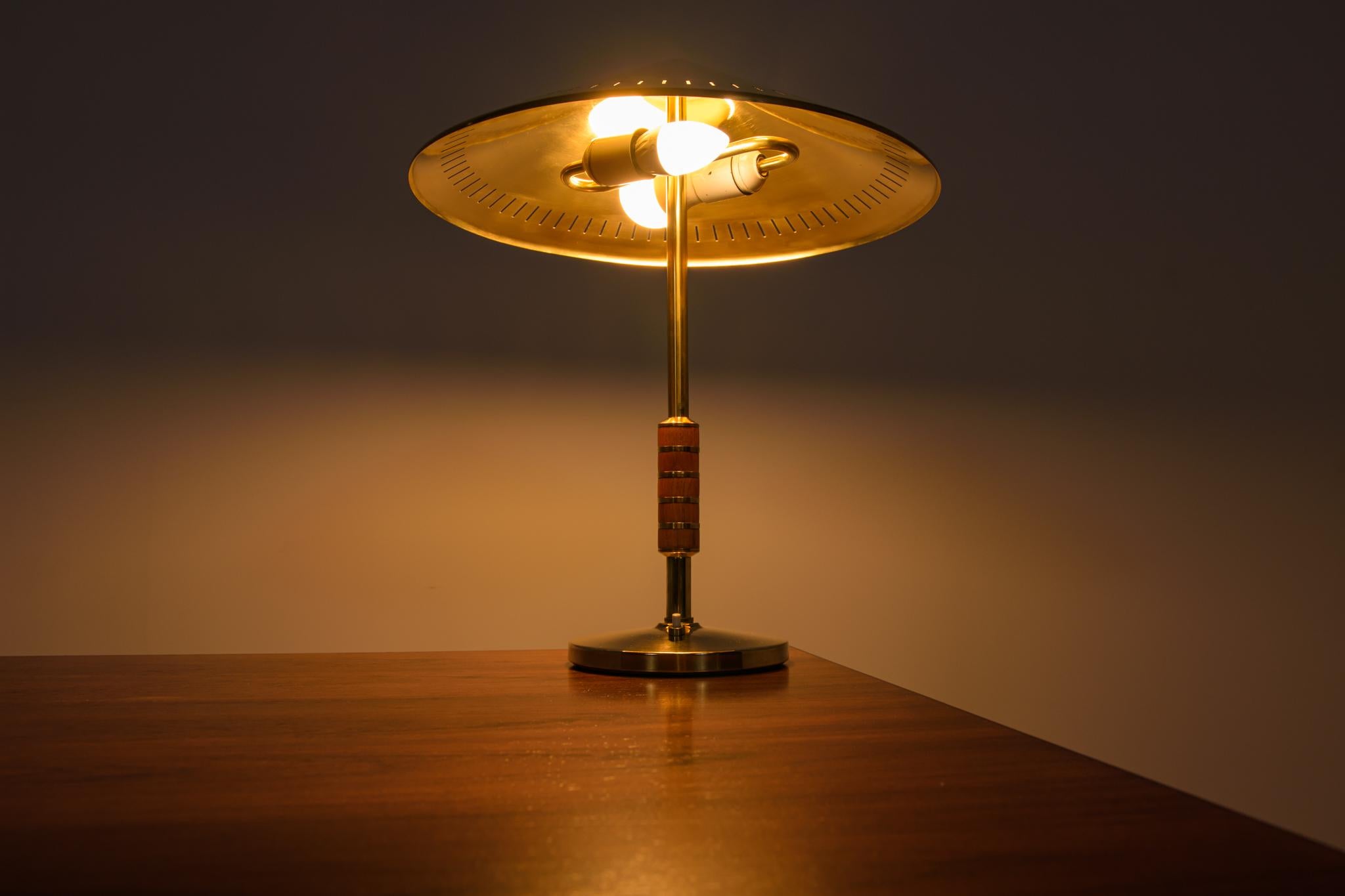 Laiton Lampe de table Vintage Modernity en laiton par Bent Karlby pour Lyfa, Danemark, 1956 en vente