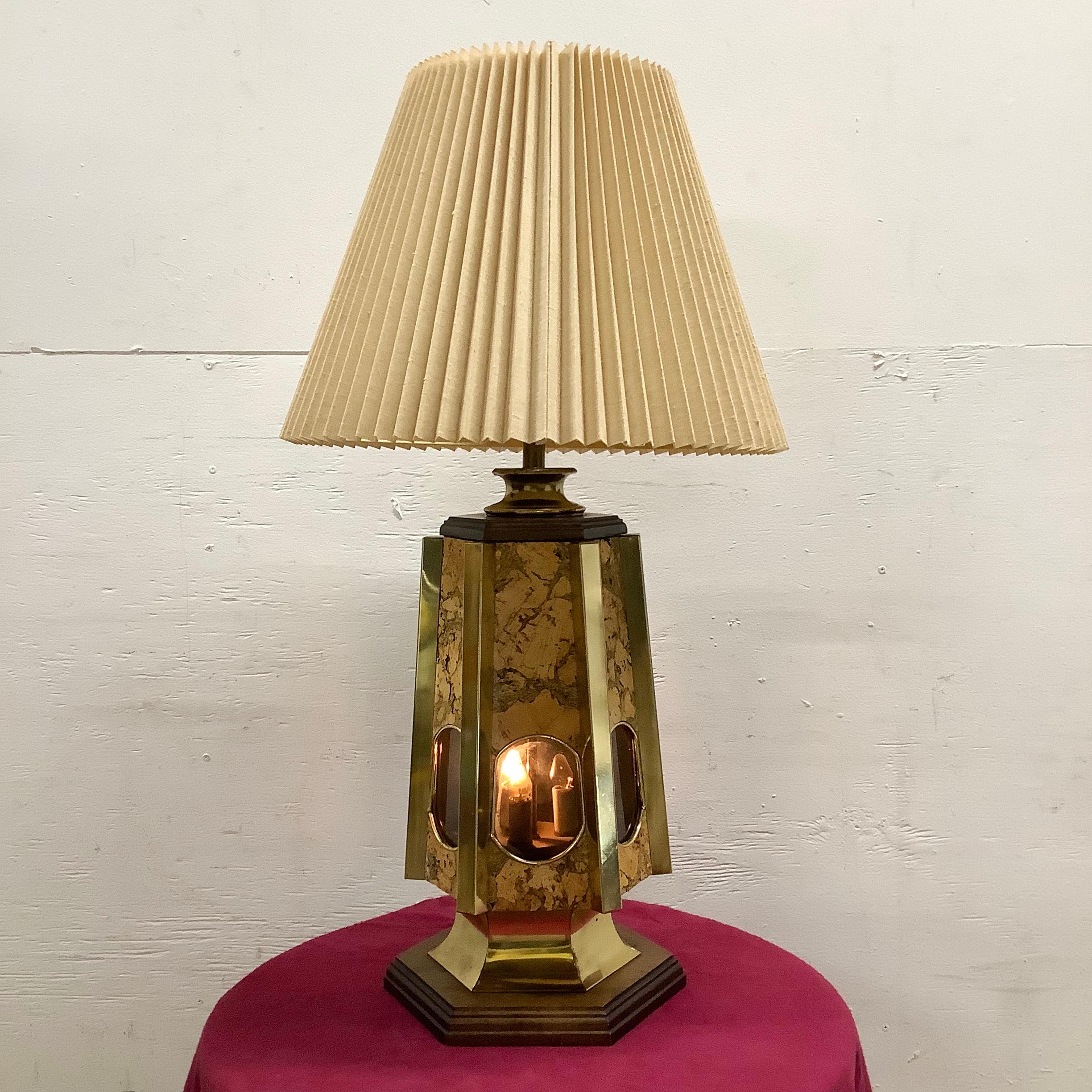Cette lampe de table vintage en liège et en laiton associe des matériaux naturels à une forme sculpturale d'une manière à la fois audacieuse et accueillante. Son corps octogonal présente des panneaux de liège encadrés par des bords en laiton,