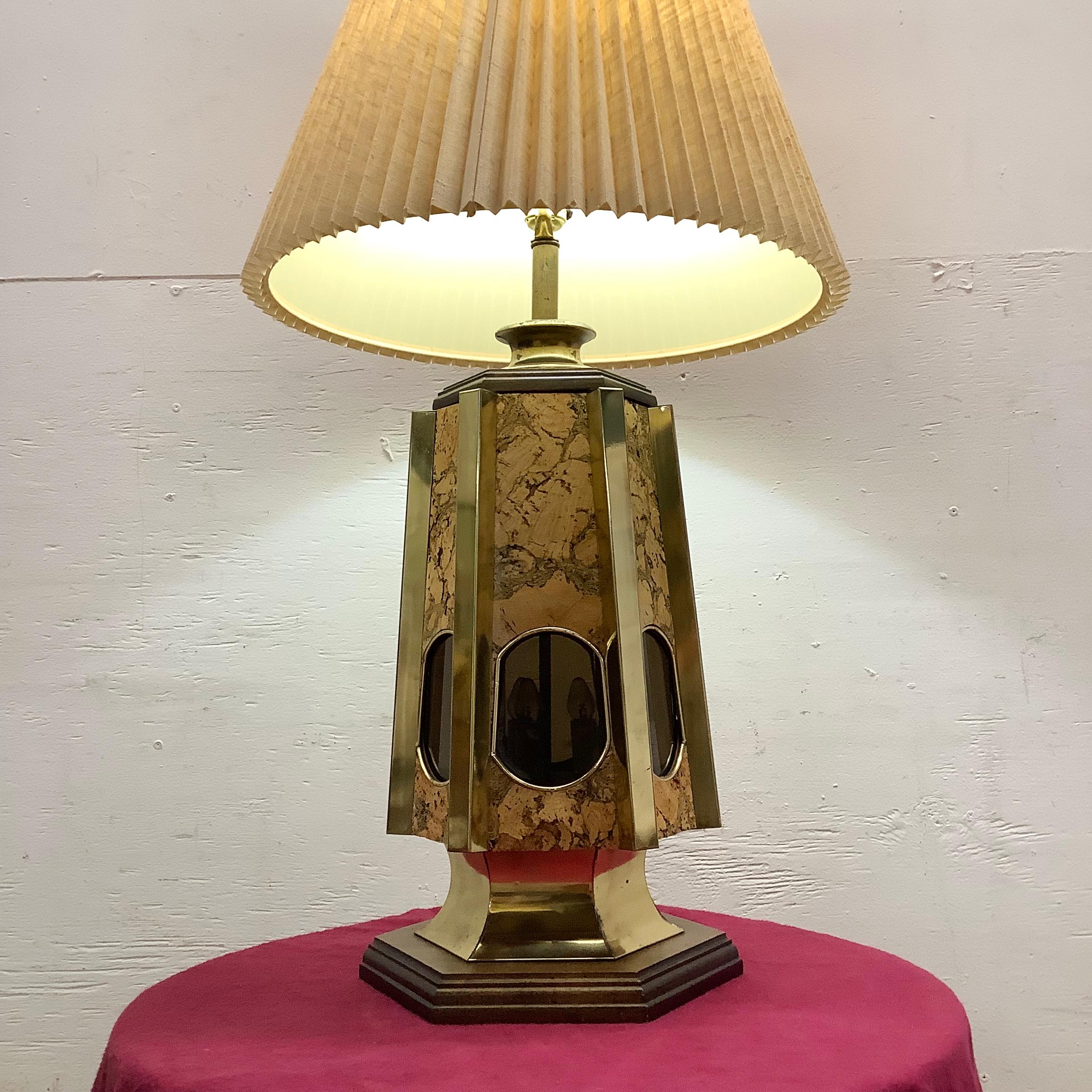 Autre Lampe de table moderne vintage en liège et laiton en vente
