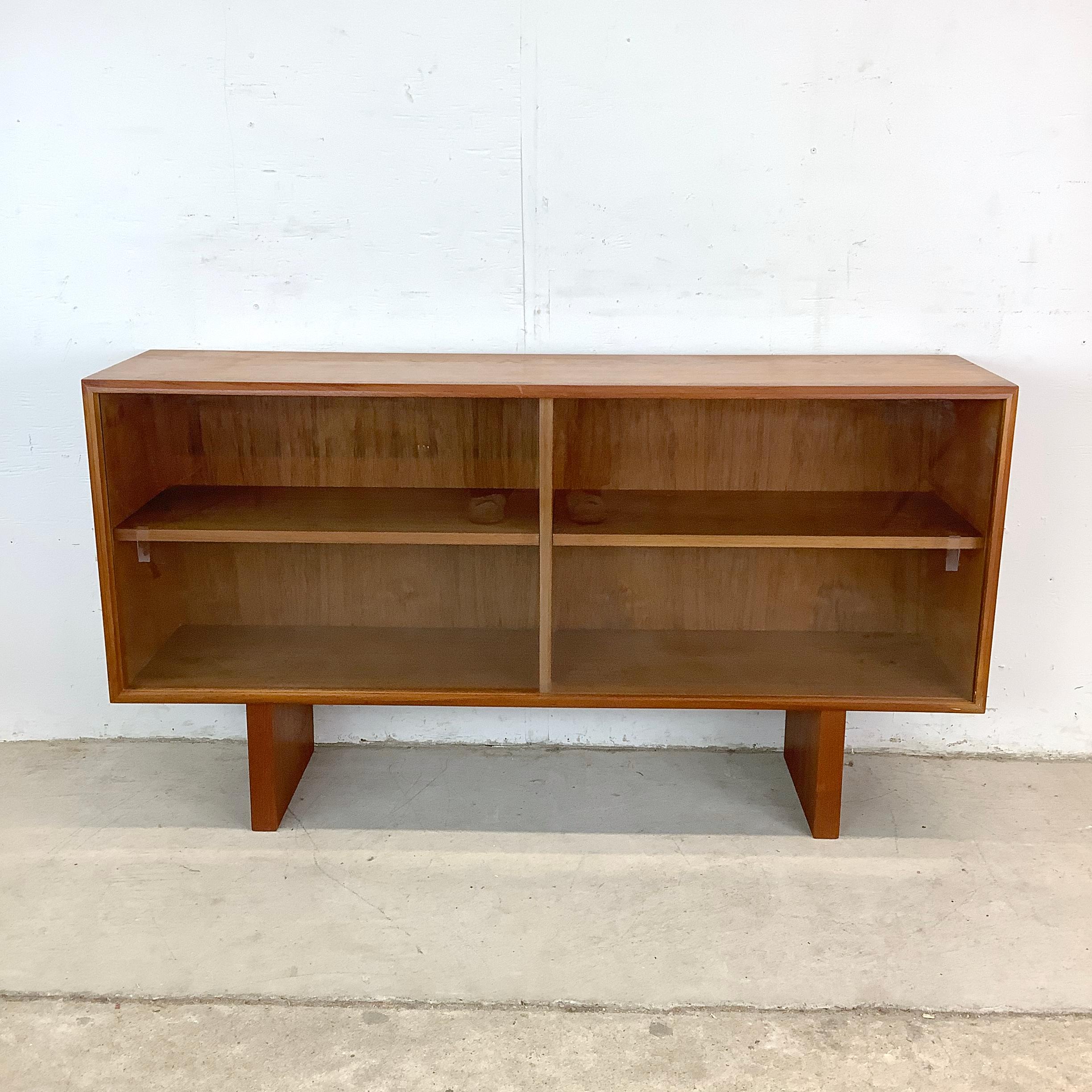 Hier ist ein Klassiker, der beweist, dass skandinavisch-modernes Design heute so aktuell ist wie eh und je. Bei diesem niedrigen Teakholzregal geht es um Ausgewogenheit: schlicht, aber warm, minimalistisch, aber nützlich, bescheiden in der Größe,