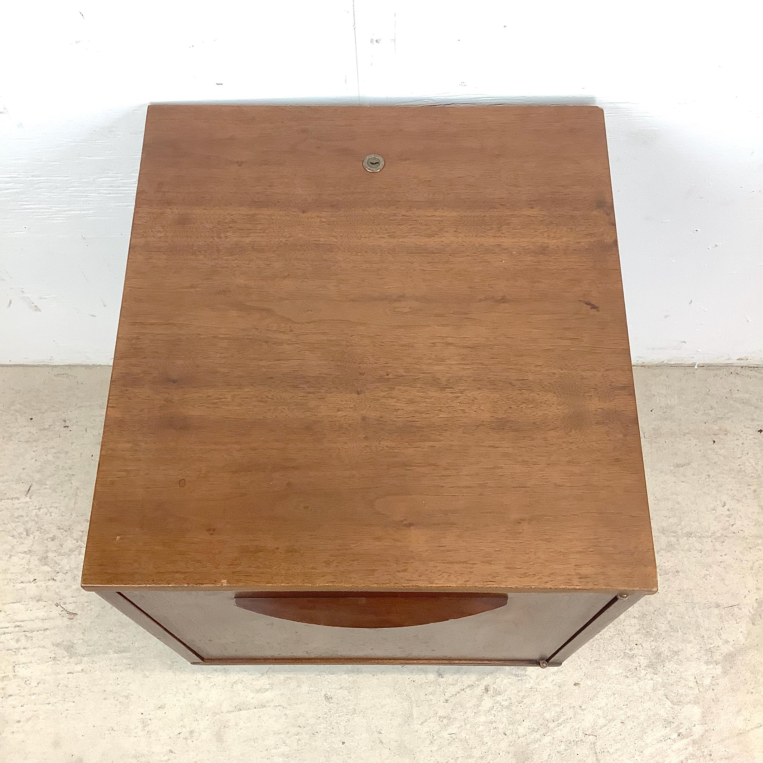 Mobiletto o comodino in teak moderno d'epoca In condizioni buone in vendita a Trenton, NJ