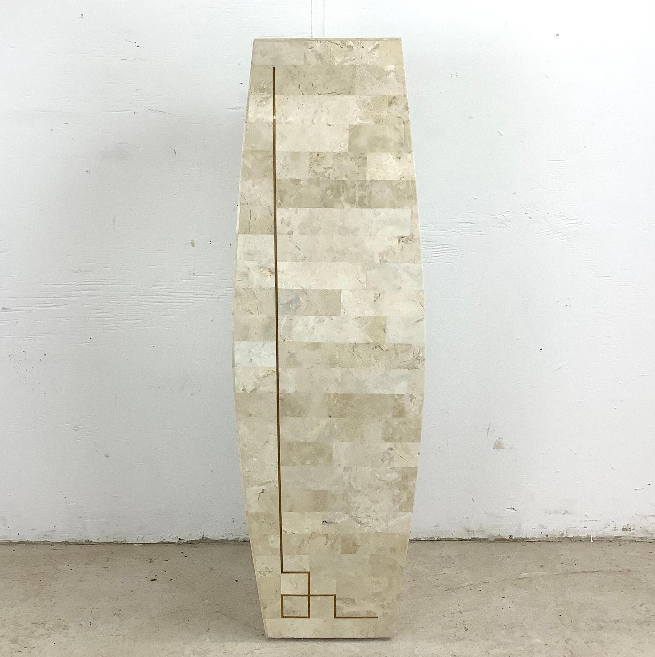 Eleganza raffinata per questo piedistallo vintage in stile tessellato, un pezzo che unisce il design classico alla maestria moderna. La caratteristica forma colonnare del piedistallo richiama le antiche forme architettoniche, conferendo un senso di