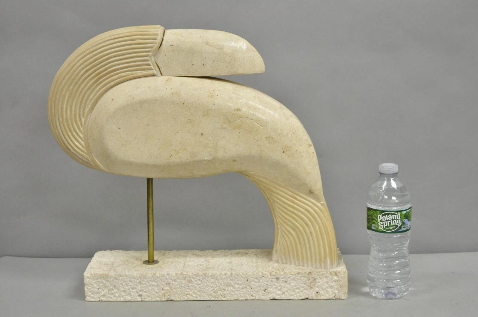 Scultura moderna d'epoca in marmo travertino tessellato, pietra e legno con uccello tucano tropicale - una coppia.  Realizzato nelle Filippine forse da Maitland Smith. Circa alla fine del XX secolo. Misure: 16,5