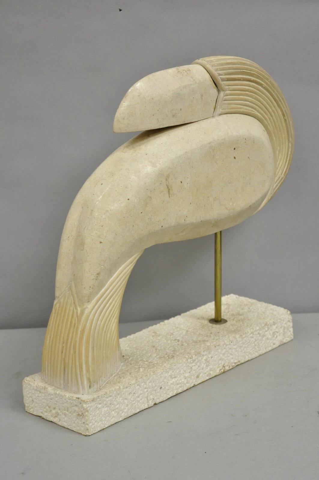 Moderno Scultura moderna d'epoca di uccello tucano in marmo travertino tessellato - coppia in vendita