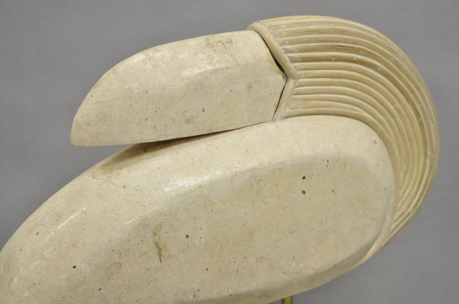Sconosciuto Scultura moderna d'epoca di uccello tucano in marmo travertino tessellato - coppia in vendita