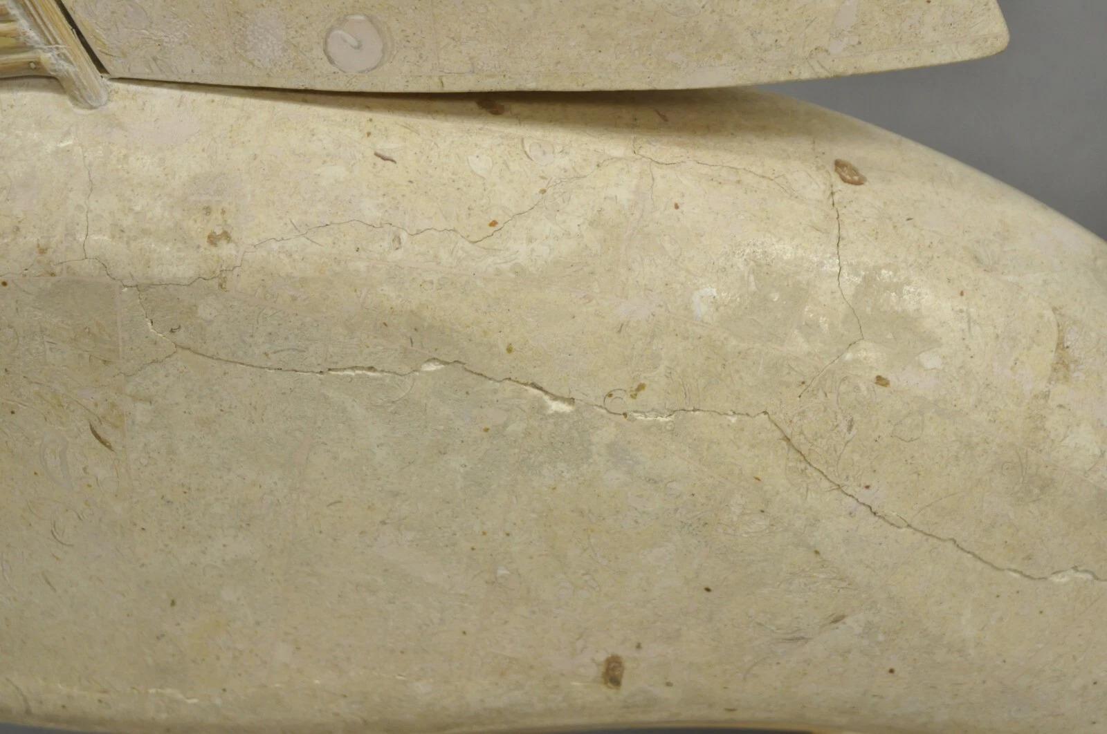 XX secolo Scultura moderna d'epoca di uccello tucano in marmo travertino tessellato - coppia in vendita