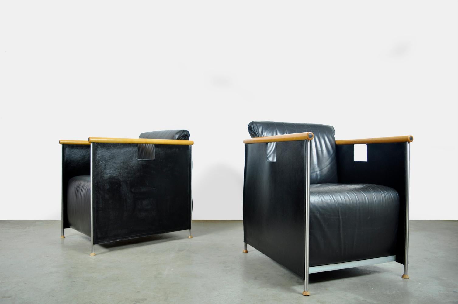 Fauteuils en cuir conçus par le duo Mazairac & boonzaaijer et produits dans les années 1980 par Castelijn, Pays-Bas.
Fauteuils modernes des années 1980 avec coussins en cuir noir, accoudoirs en hêtre, pieds métalliques élancés avec pieds en bois et
