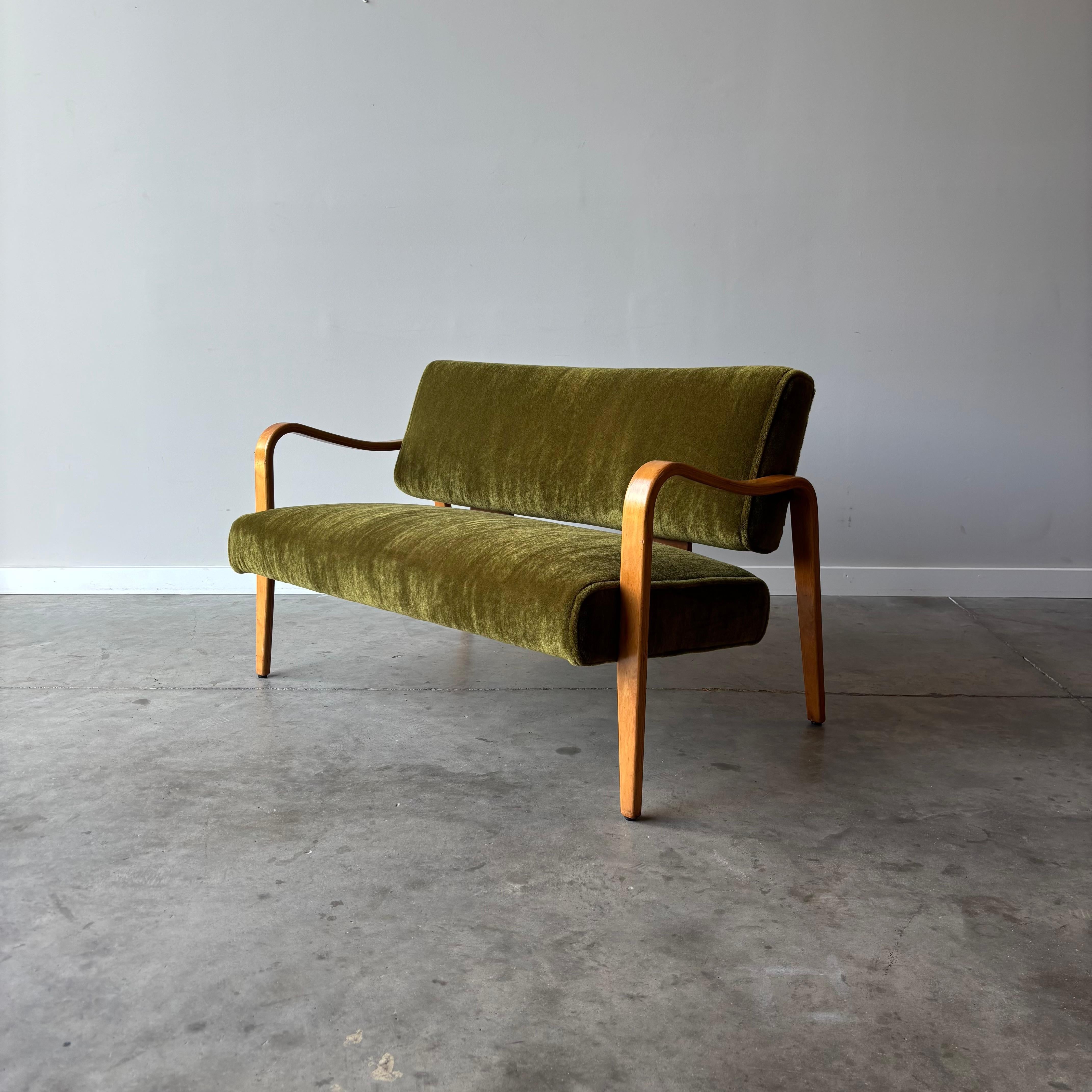 
La causeuse classique Thonet présente la structure emblématique en bois courbé qui a rendu légendaire cette maison de meubles autrichienne. Les bras en bois courbé gracieusement mettent en valeur la technique traditionnelle de cintrage à la vapeur