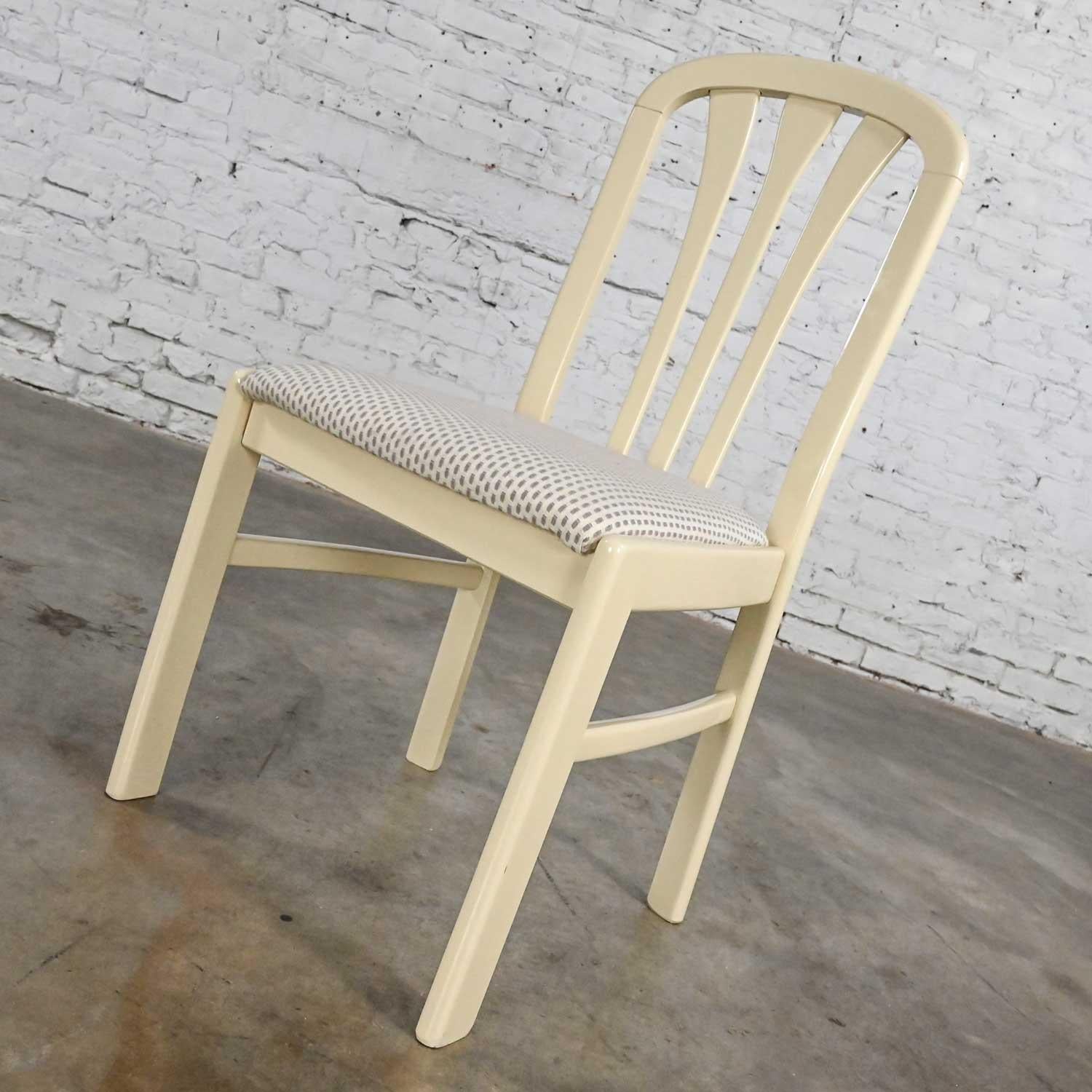 20th Century Vintage Modern to Post Modern White Lacquered Side Chair with Arched Top For Sale