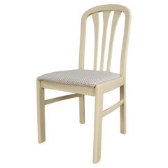 Chaise d'appoint laquée blanche de style vintage, moderne et post-moderne avec plateau arqué