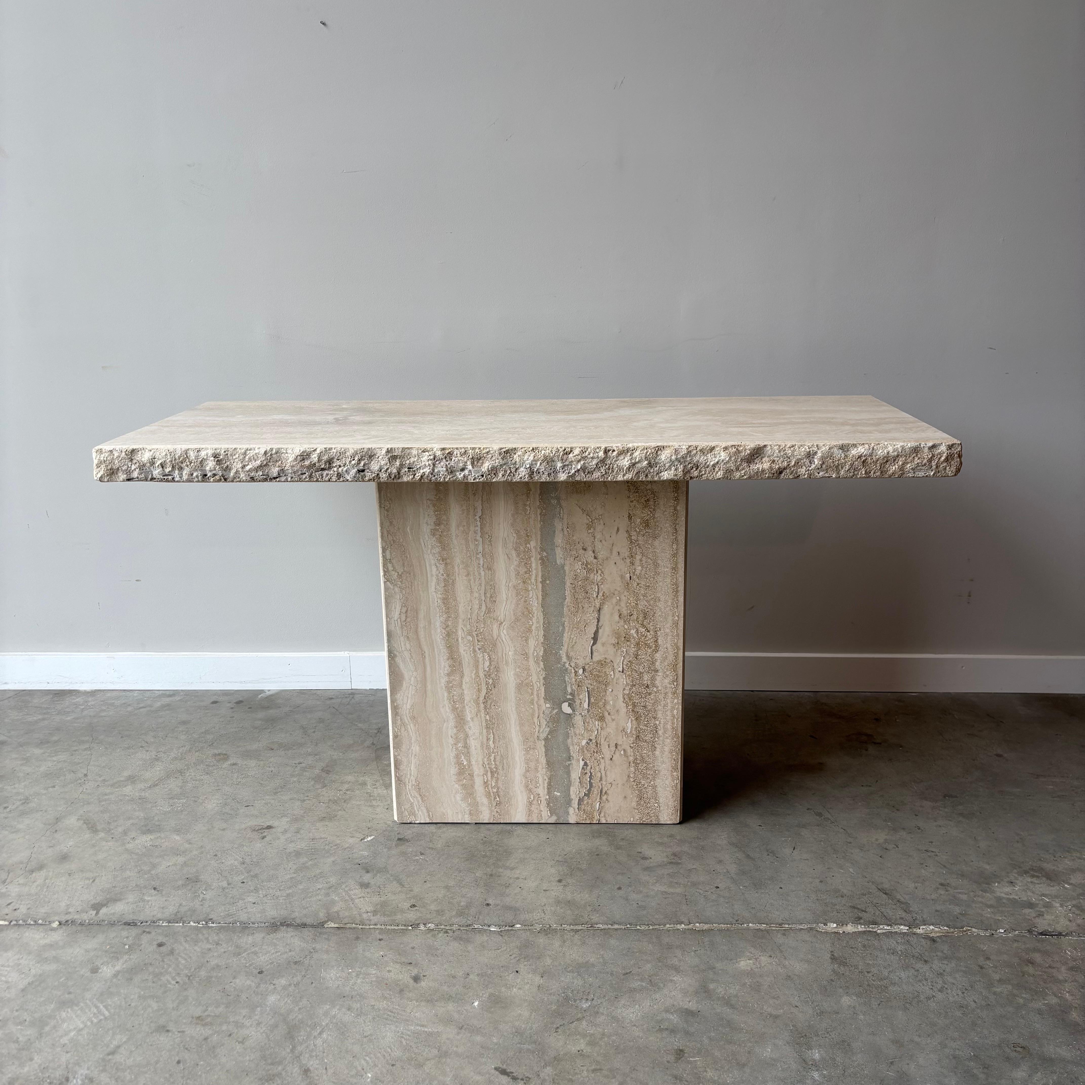 Mesa consola vintage moderna de travertino con borde de cantera en Bueno estado para la venta en Raleigh, NC