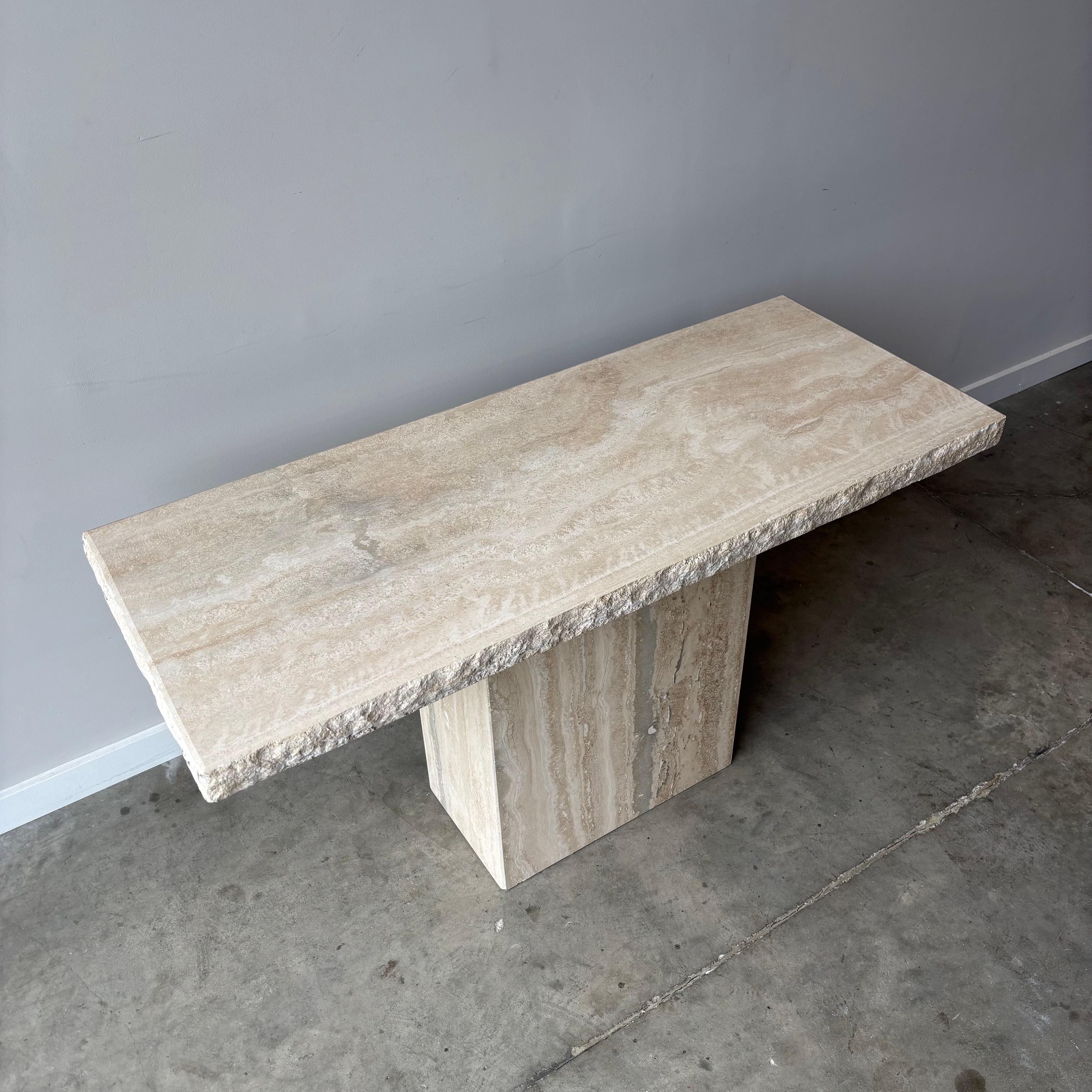 Mesa consola vintage moderna de travertino con borde de cantera finales del siglo XX en venta