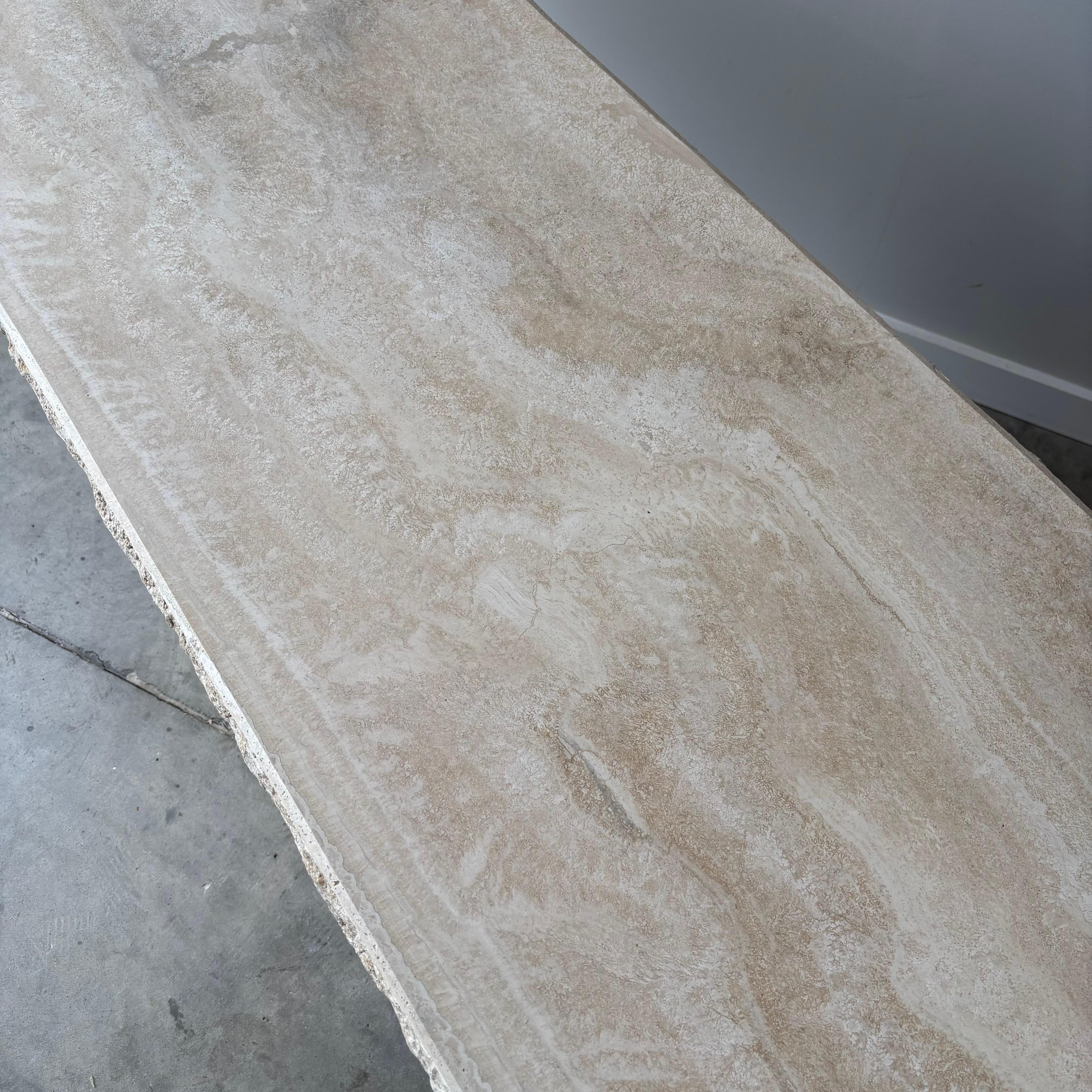 Mesa consola vintage moderna de travertino con borde de cantera Travertino en venta