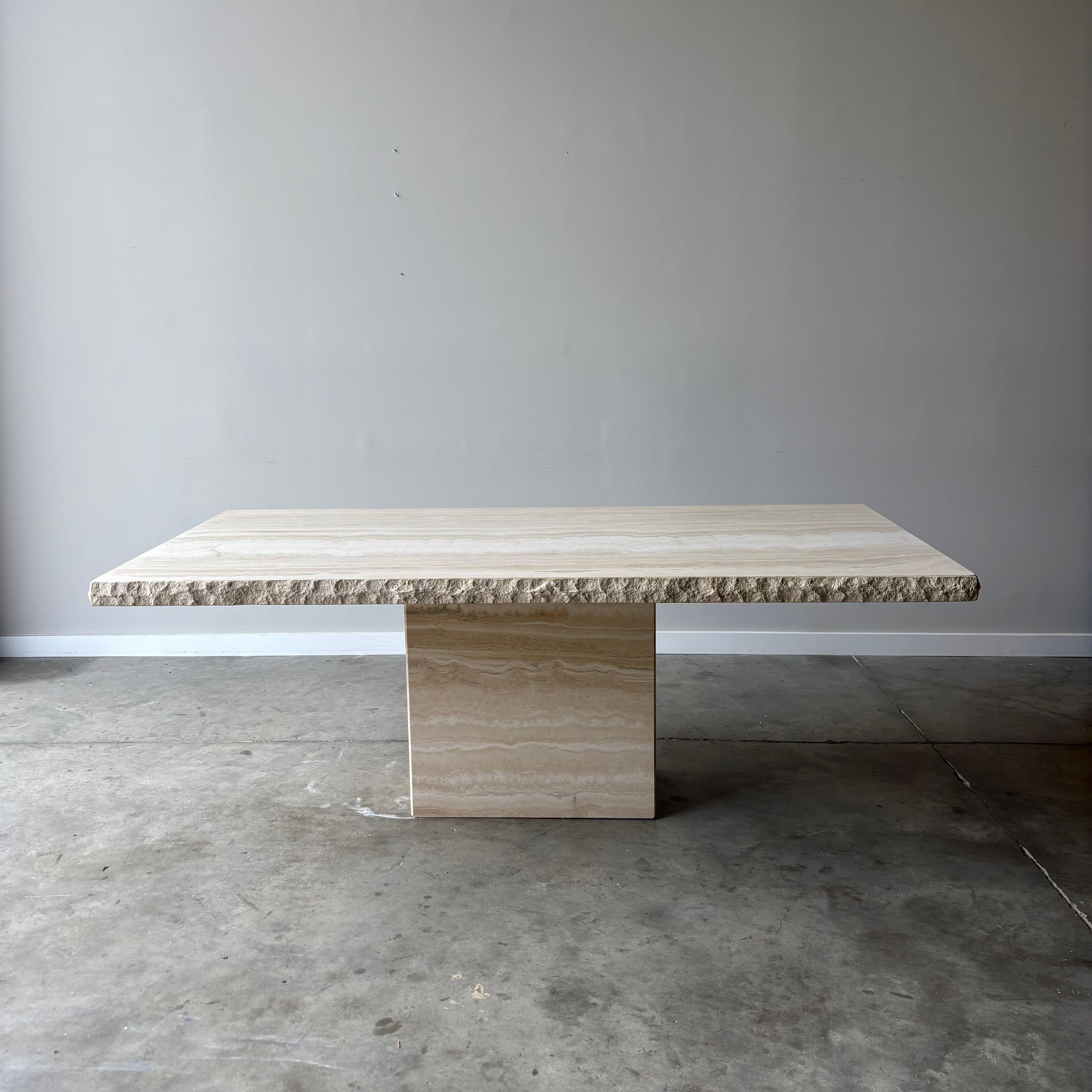 Vintage Modern Travertine Dining Table with Quarry Edge en Bueno estado para la venta en Raleigh, NC