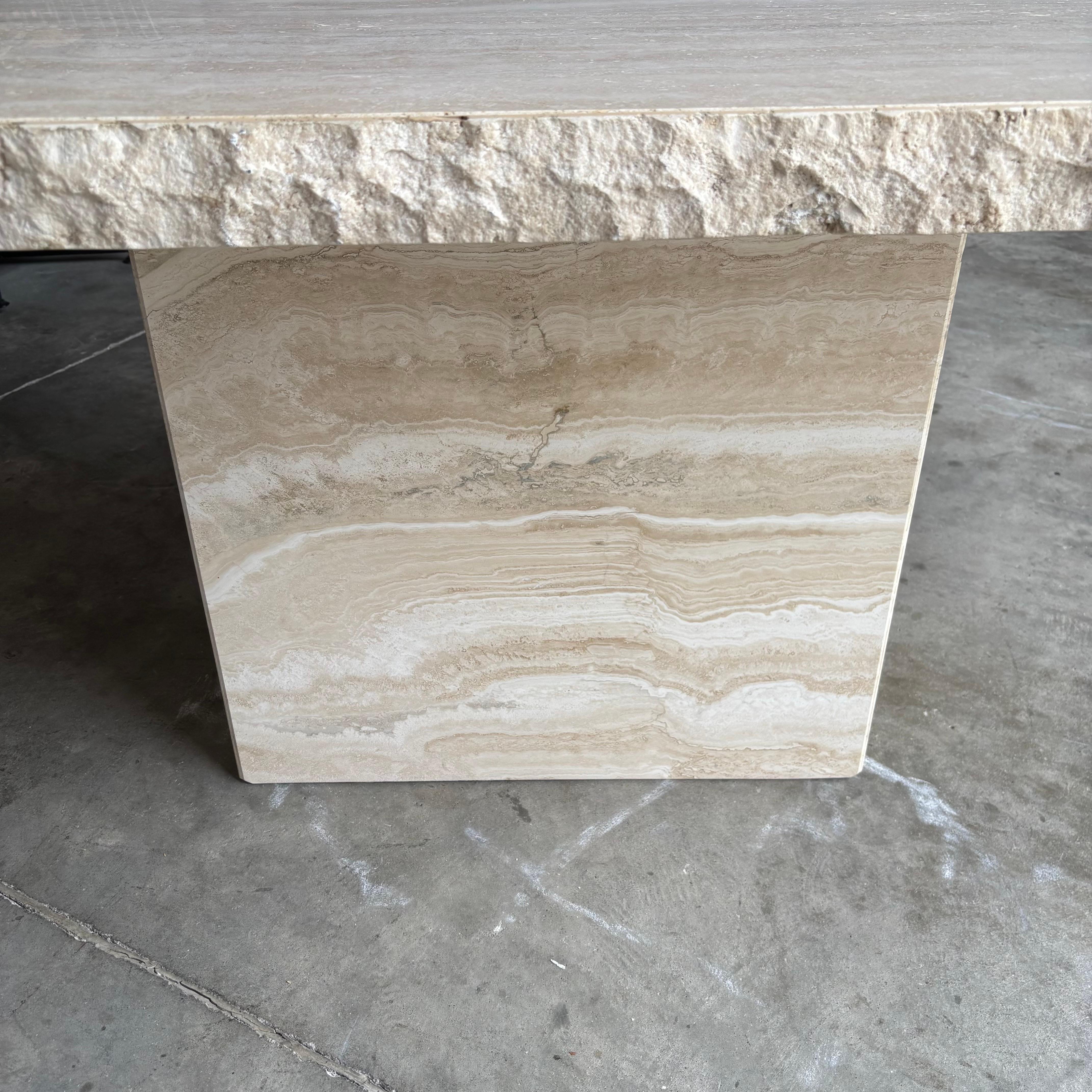 Vintage Modern Travertine Dining Table with Quarry Edge Travertino en venta