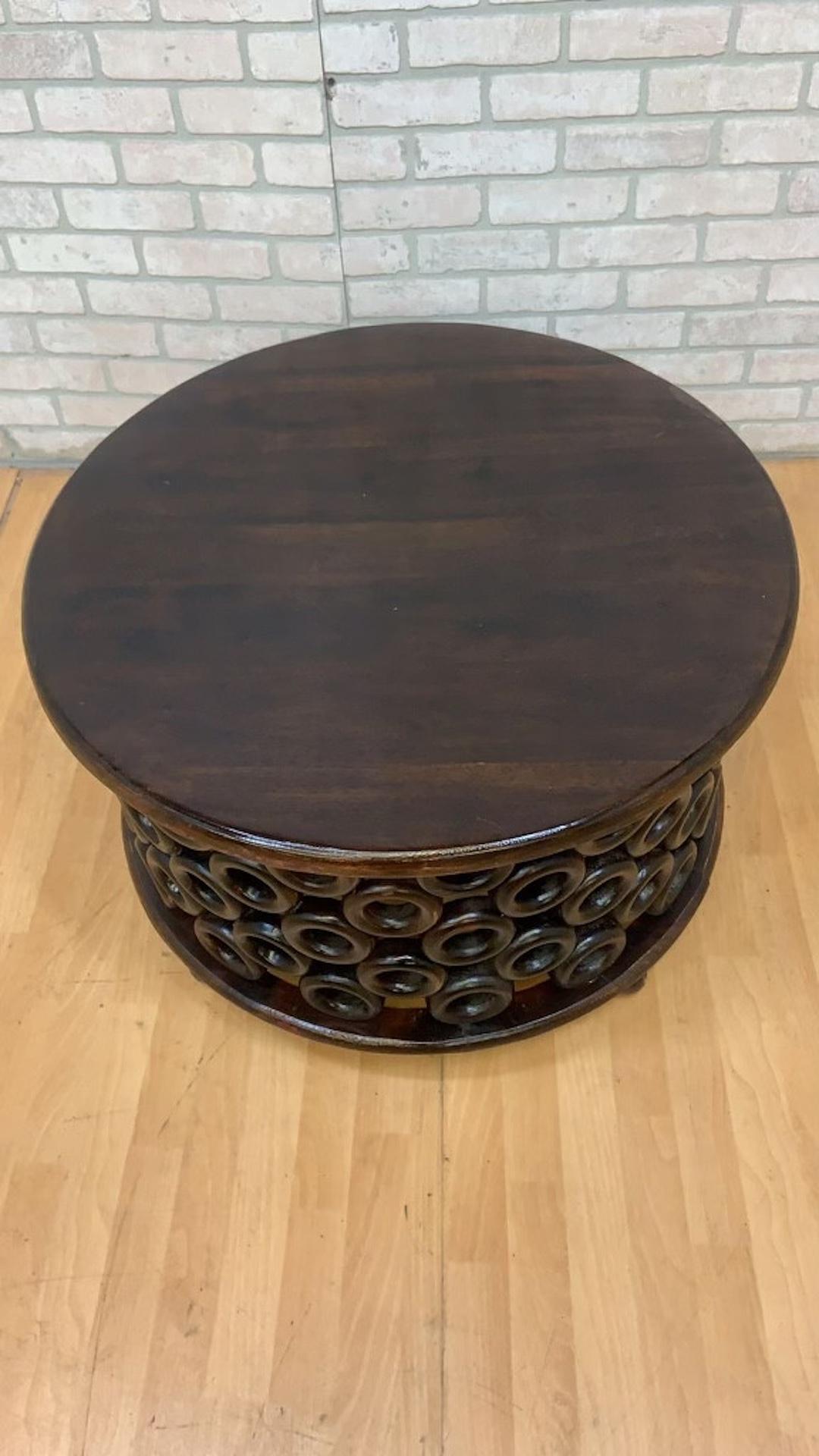 Table basse vintage moderne de style tribal avec anneau sculpté et tambour circulaire

Ces magnifiquement fabriqués à la main vintage table tambour circulaire serait la pièce d'accent parfait pour votre salon. Cette pièce de couleur expresso marron