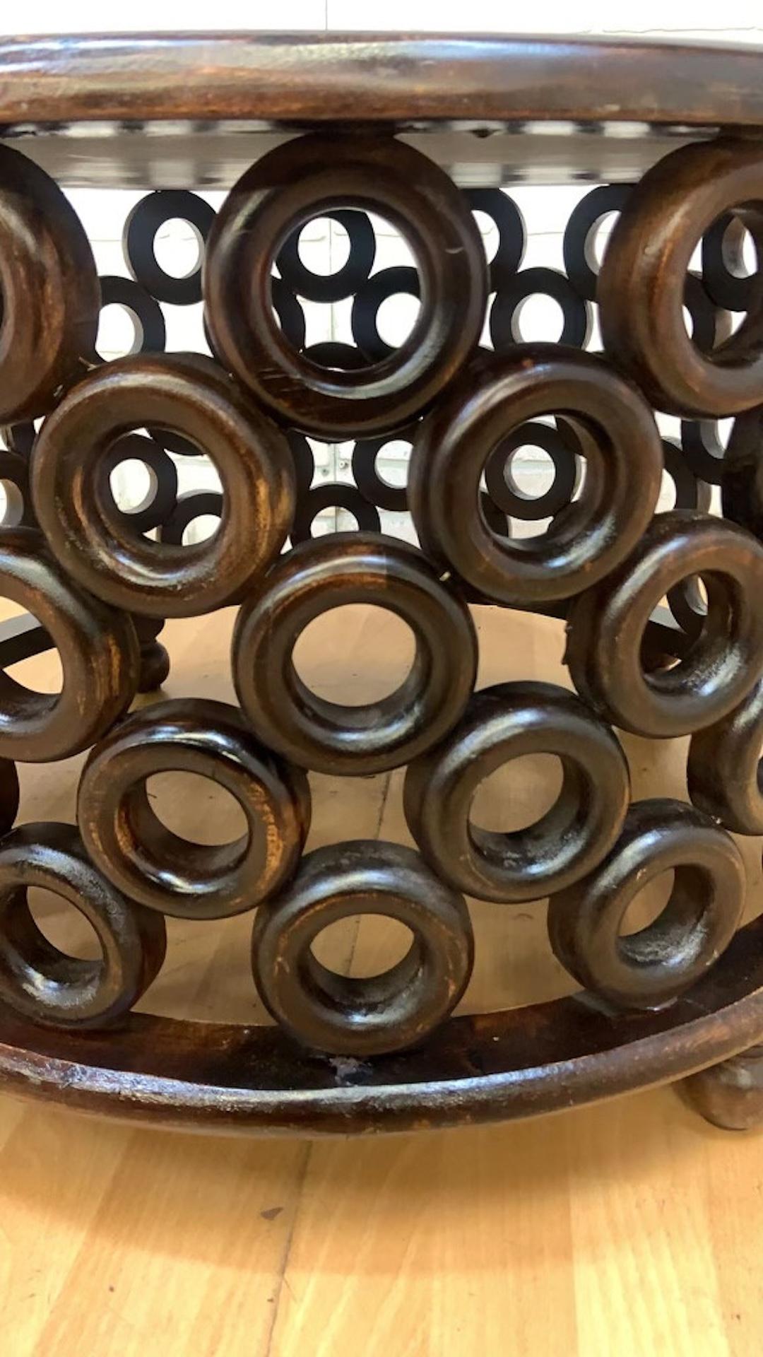 Tribal Table basse vintage moderne de style tribal avec anneau sculpté et tambour circulaire en vente