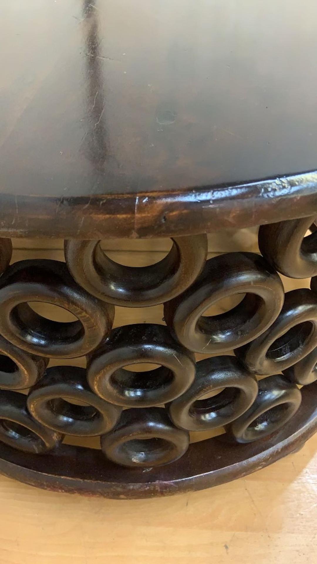 20ième siècle Table basse vintage moderne de style tribal avec anneau sculpté et tambour circulaire en vente