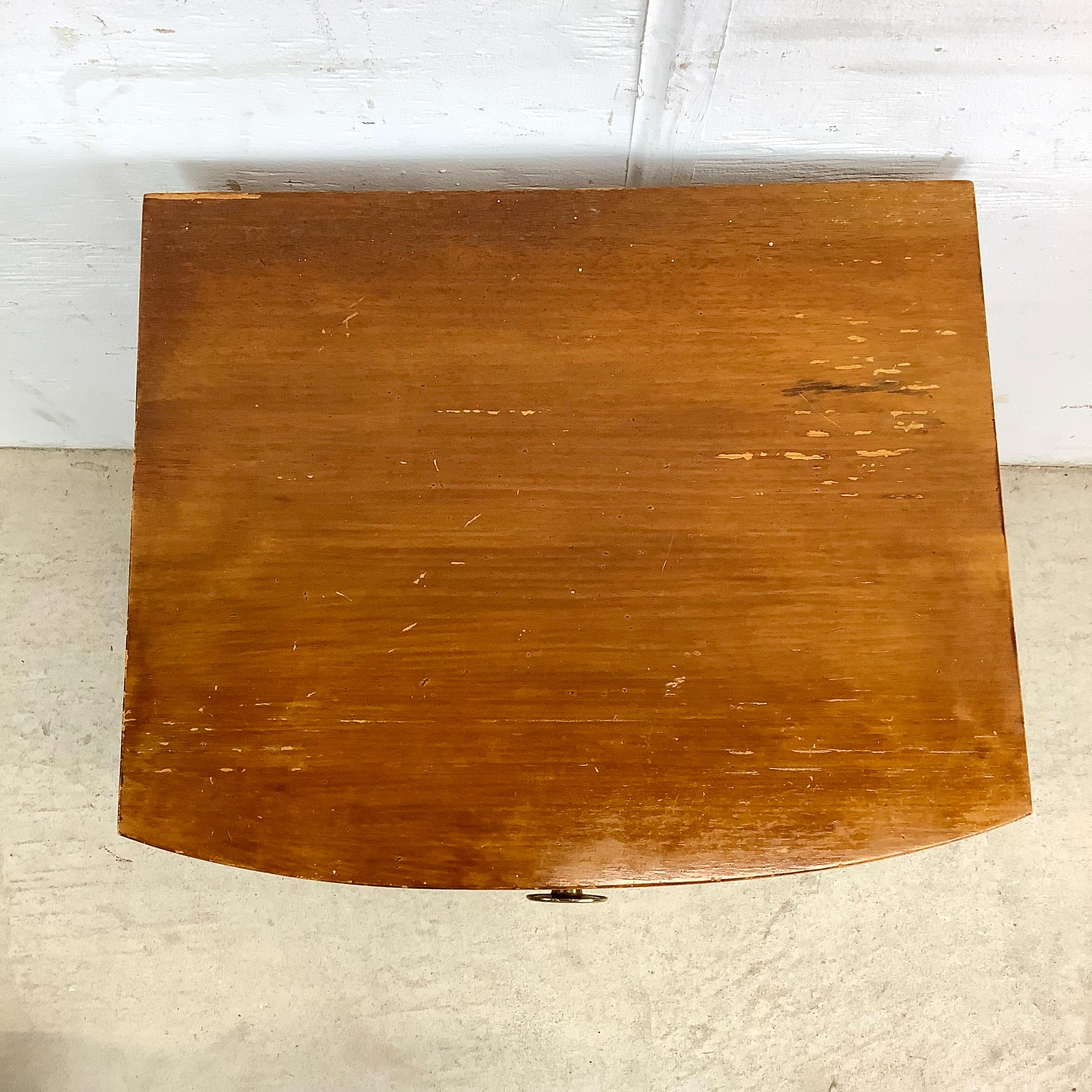 Comodino a due cassetti Vintage By In condizioni deteriorate in vendita a Trenton, NJ