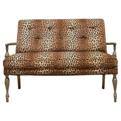 Vieille banquette léopard tapissée moderne
