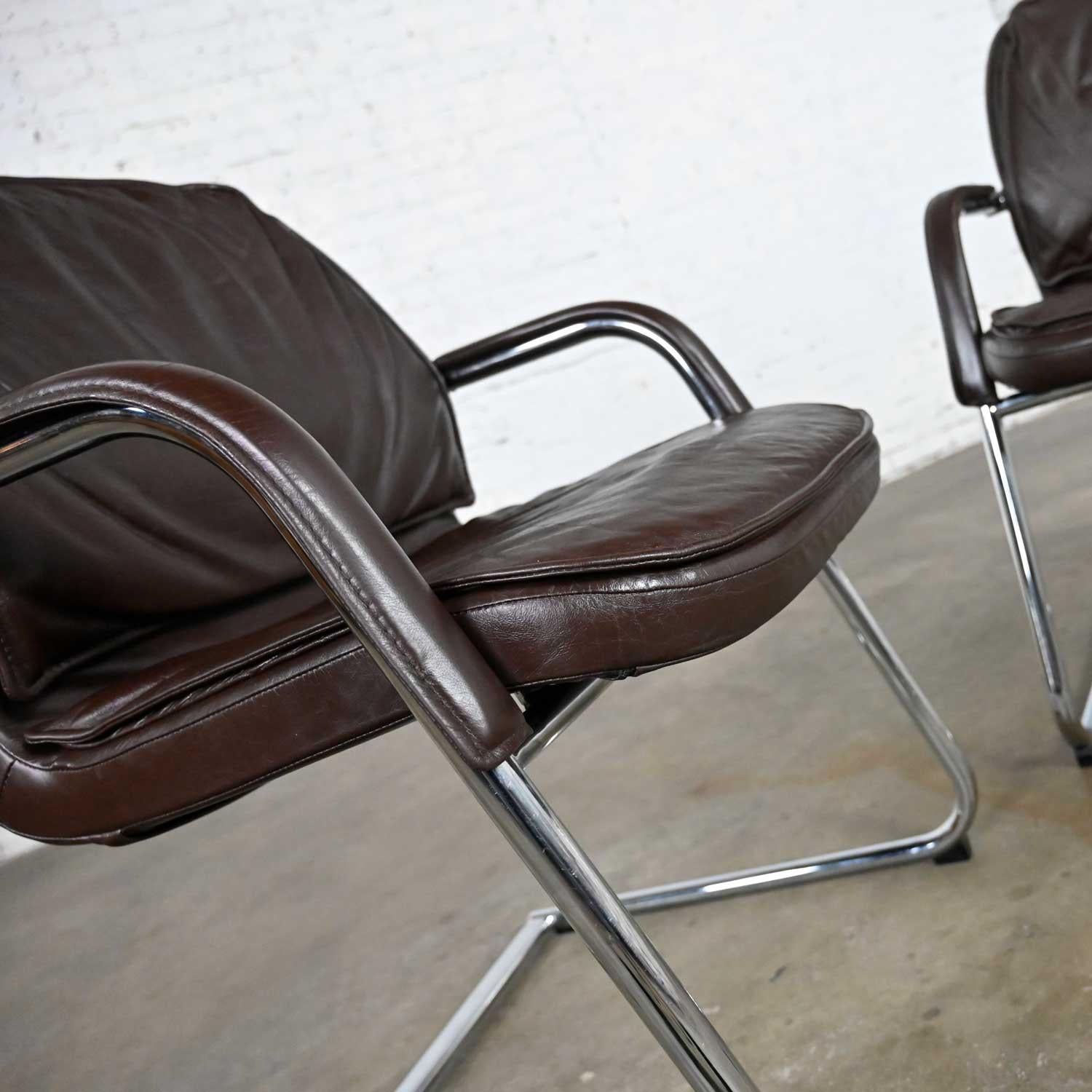 Freischwingendes Paar Stühle aus braunem Leder und Chrom im Vintage-Stil von Vecta Contract im Angebot 6