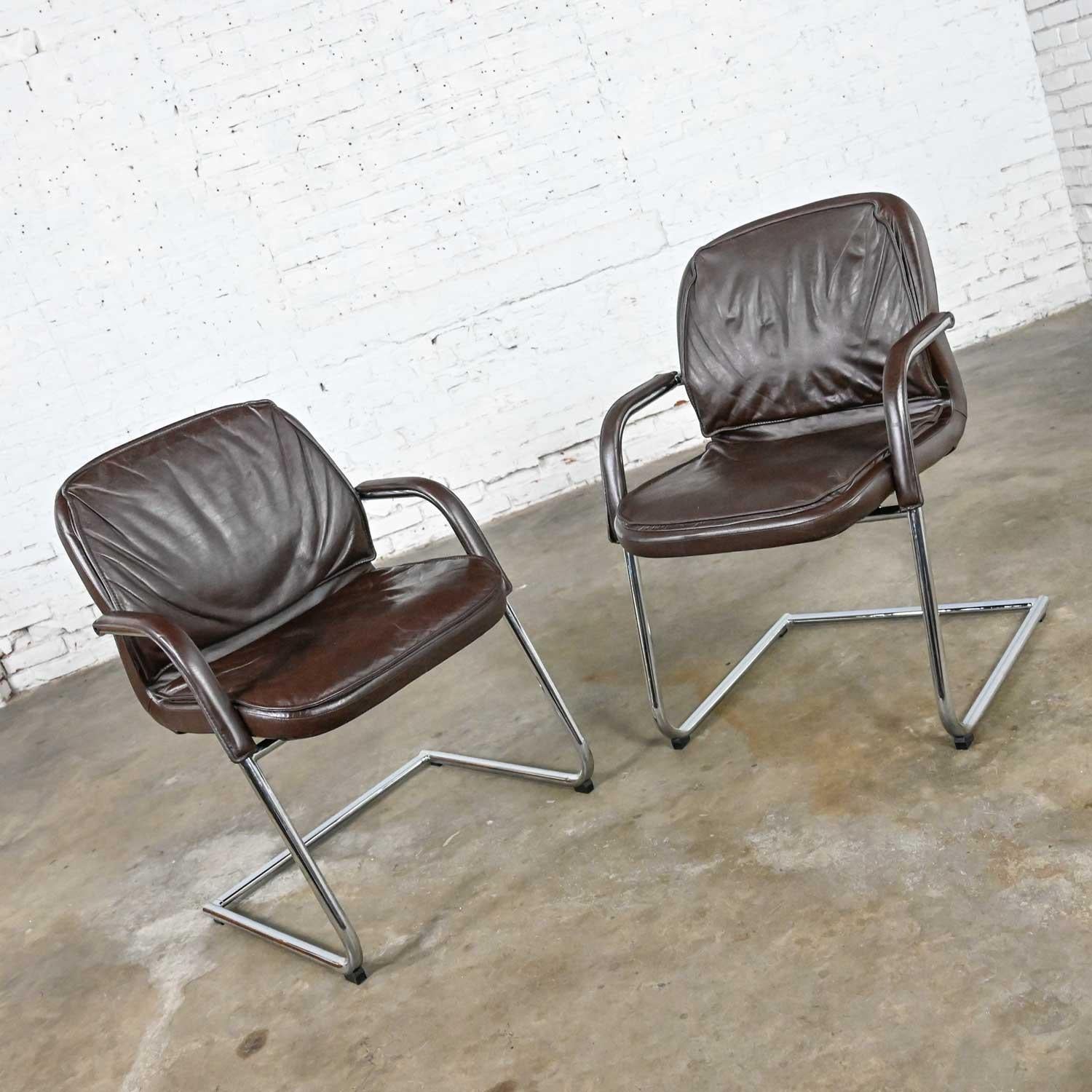 Belle paire de chaises cantilever vintage moderne Vecta Contract en cuir brun et chrome. Belle condition, en gardant à l'esprit qu'il s'agit d'un produit vintage et non pas neuf, donc il y aura des signes d'utilisation et d'usure. Veuillez voir les