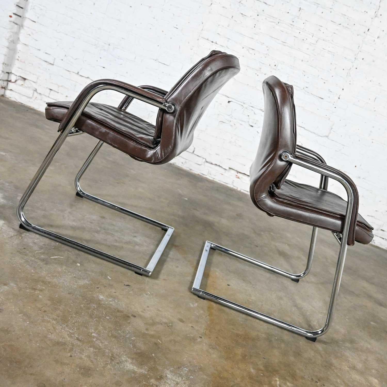 Freischwingendes Paar Stühle aus braunem Leder und Chrom im Vintage-Stil von Vecta Contract (Moderne) im Angebot