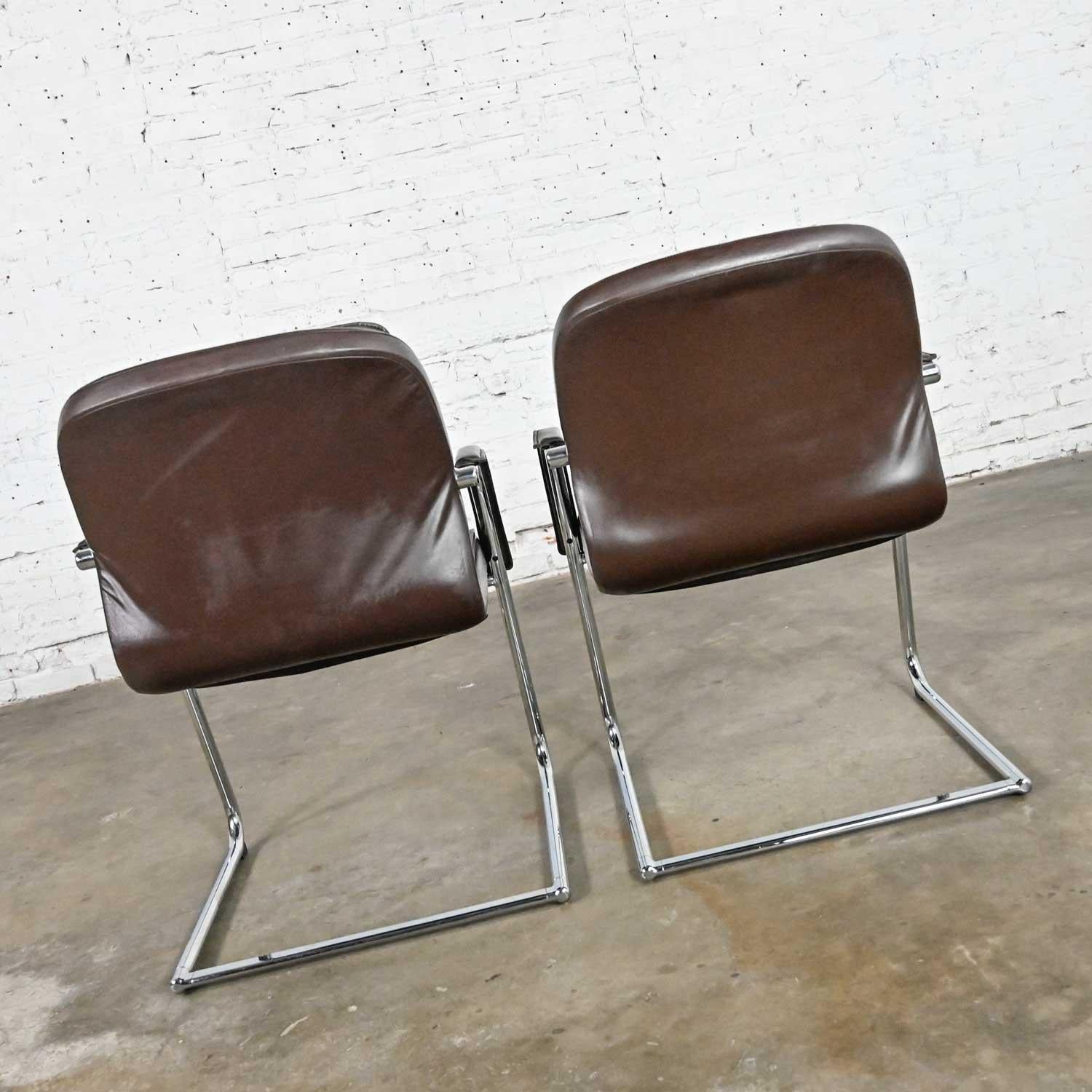 Inconnu Paire de chaises cantilever modernes vintage Vecta Contract en cuir marron et chrome en vente