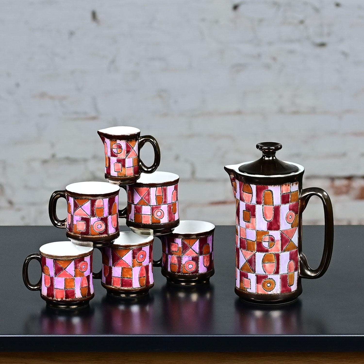 Splendido servizio da caffè vintage in ceramica Modern Vega realizzato in Ecuador da Eduardo Vega che comprende 1 caffettiera, 1 lattiera e 5 tazze. In ottime condizioni, tenendo presente che si tratta di oggetti vintage e non nuovi, quindi