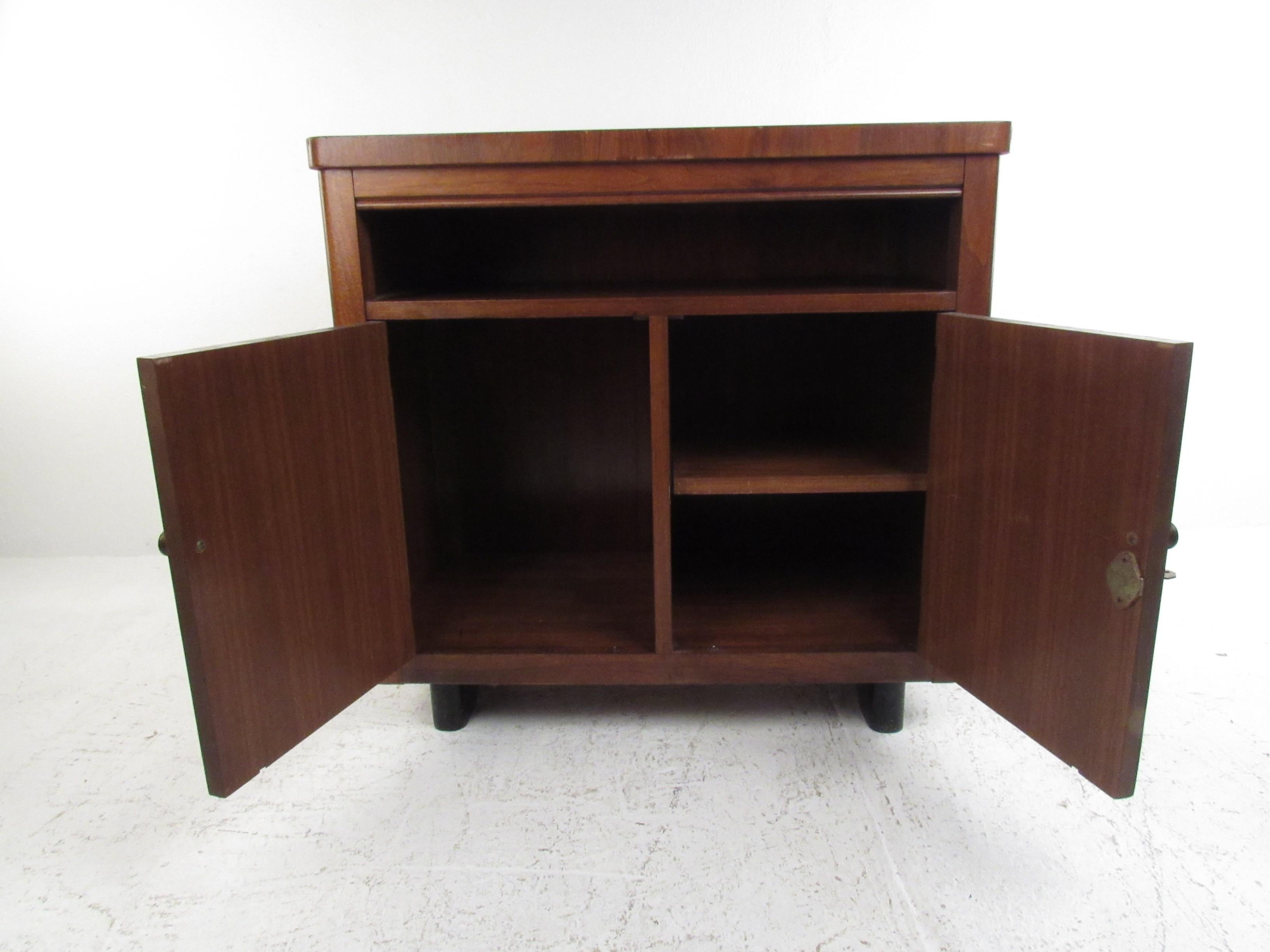 Vintage Modern Walnut Cabinet In Good Condition In Brooklyn, NY