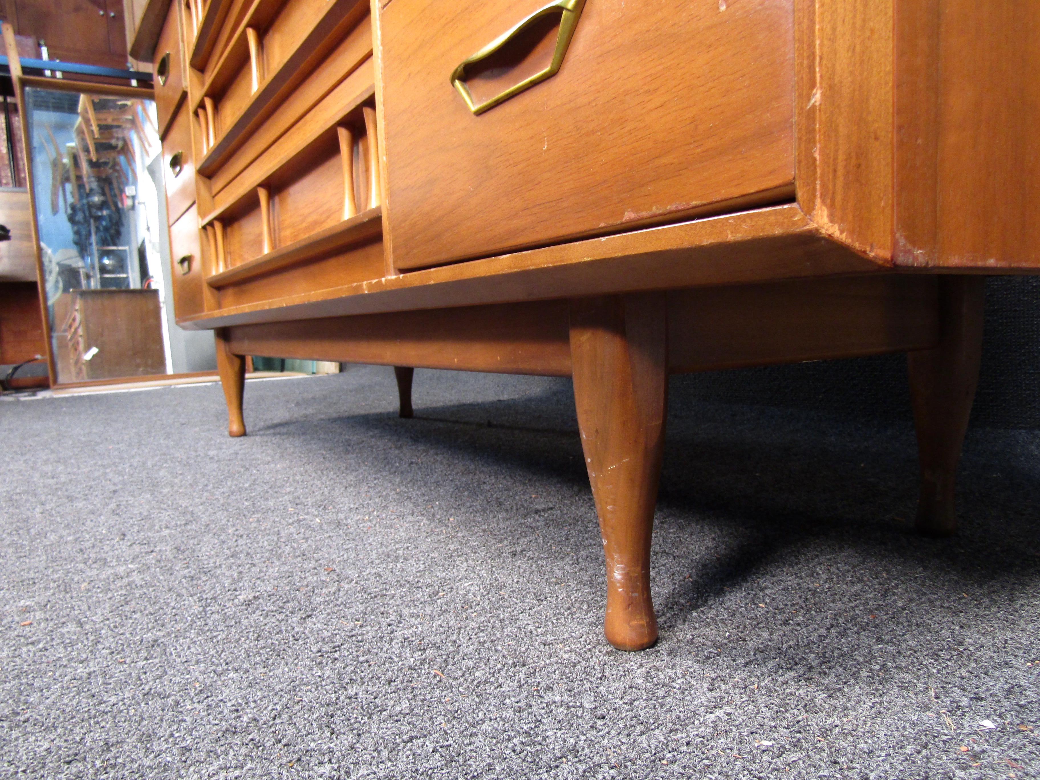 Vintage Modern Walnut Credenza by Forward Furniture Unagusta For Sale 5