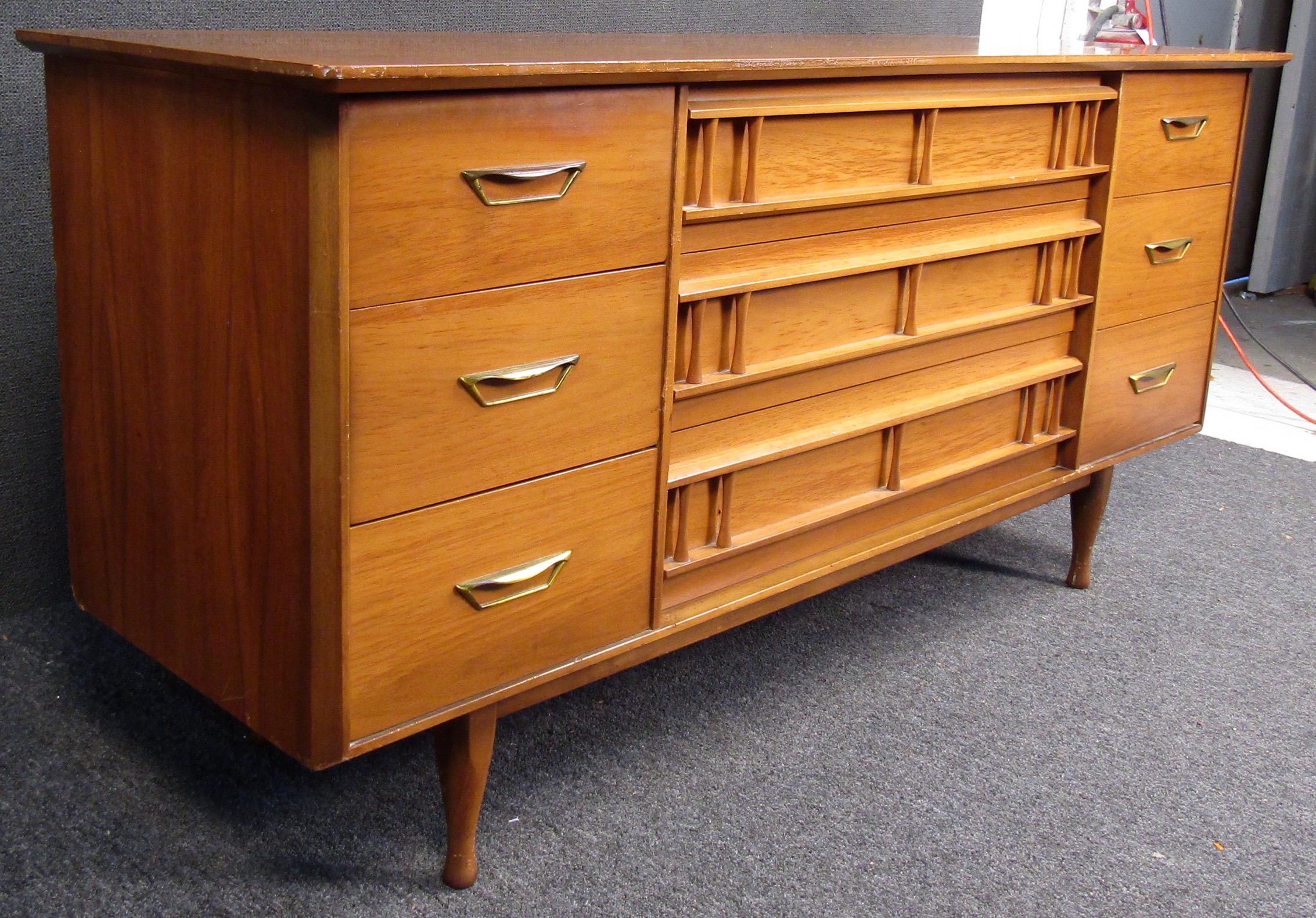 Moderne Vintage-Anrichte aus Nussbaumholz von Forward Furniture Unagusta (Moderne der Mitte des Jahrhunderts) im Angebot