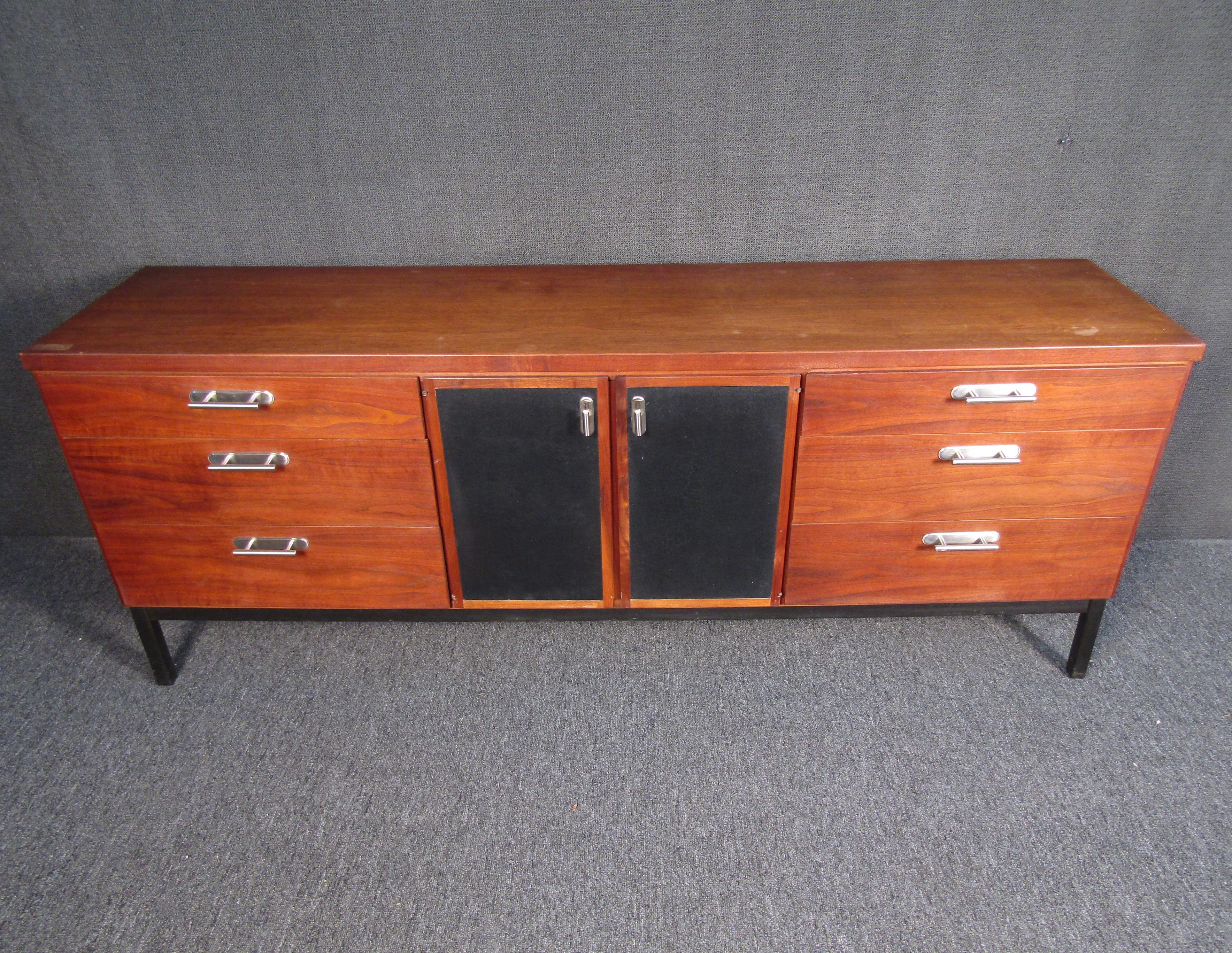 Mid-Century moderno Credenza moderna vintage in noce in vendita