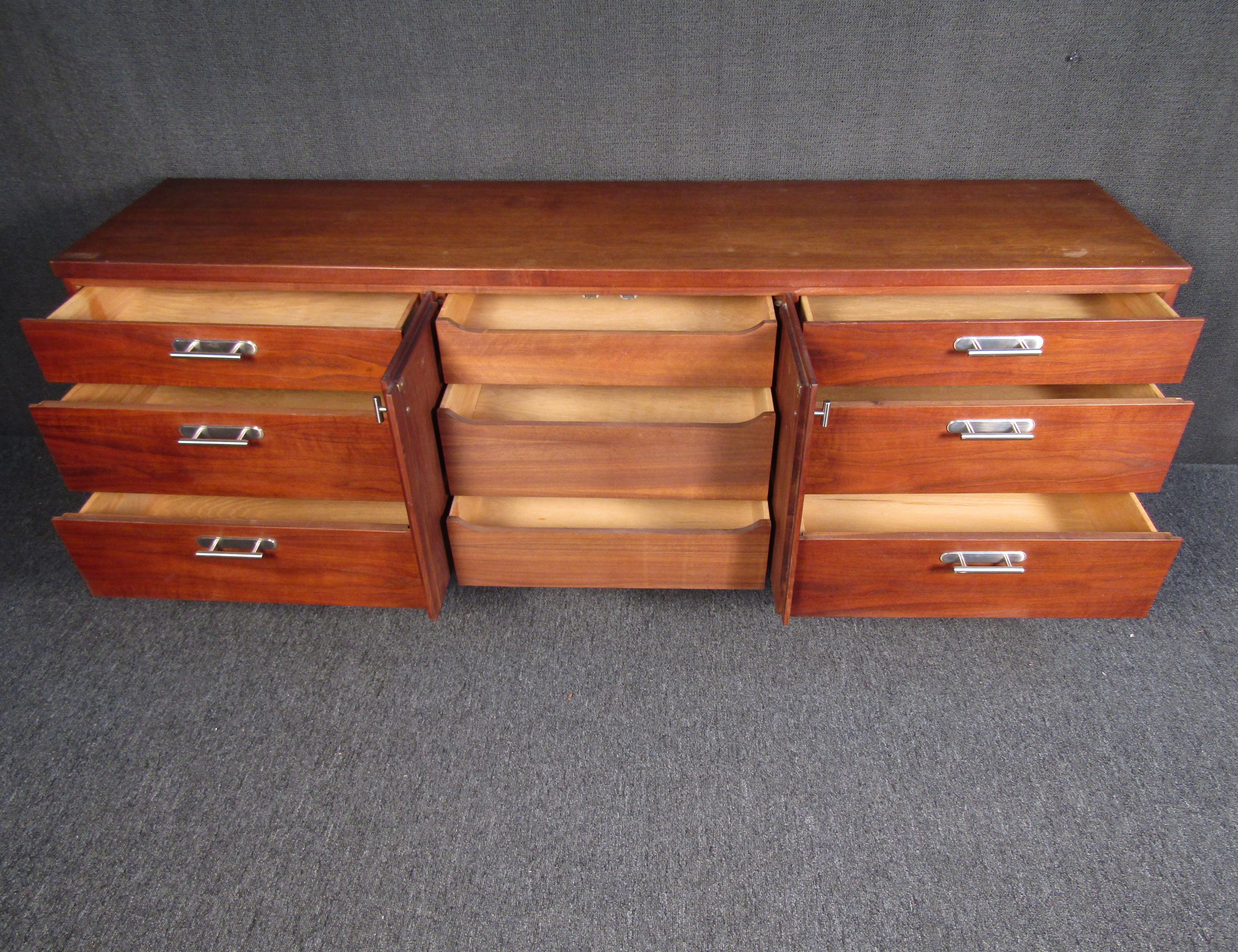 Credenza moderna vintage in noce In condizioni buone in vendita a Brooklyn, NY
