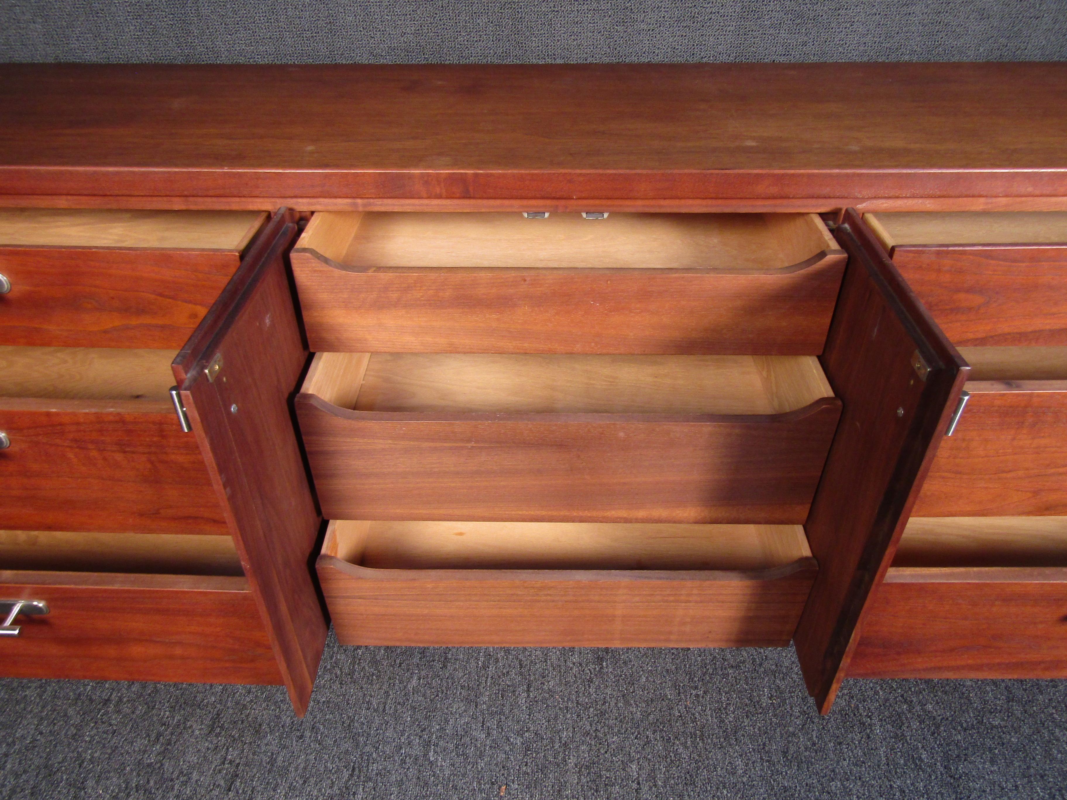 Credenza moderna vintage in noce in vendita 1